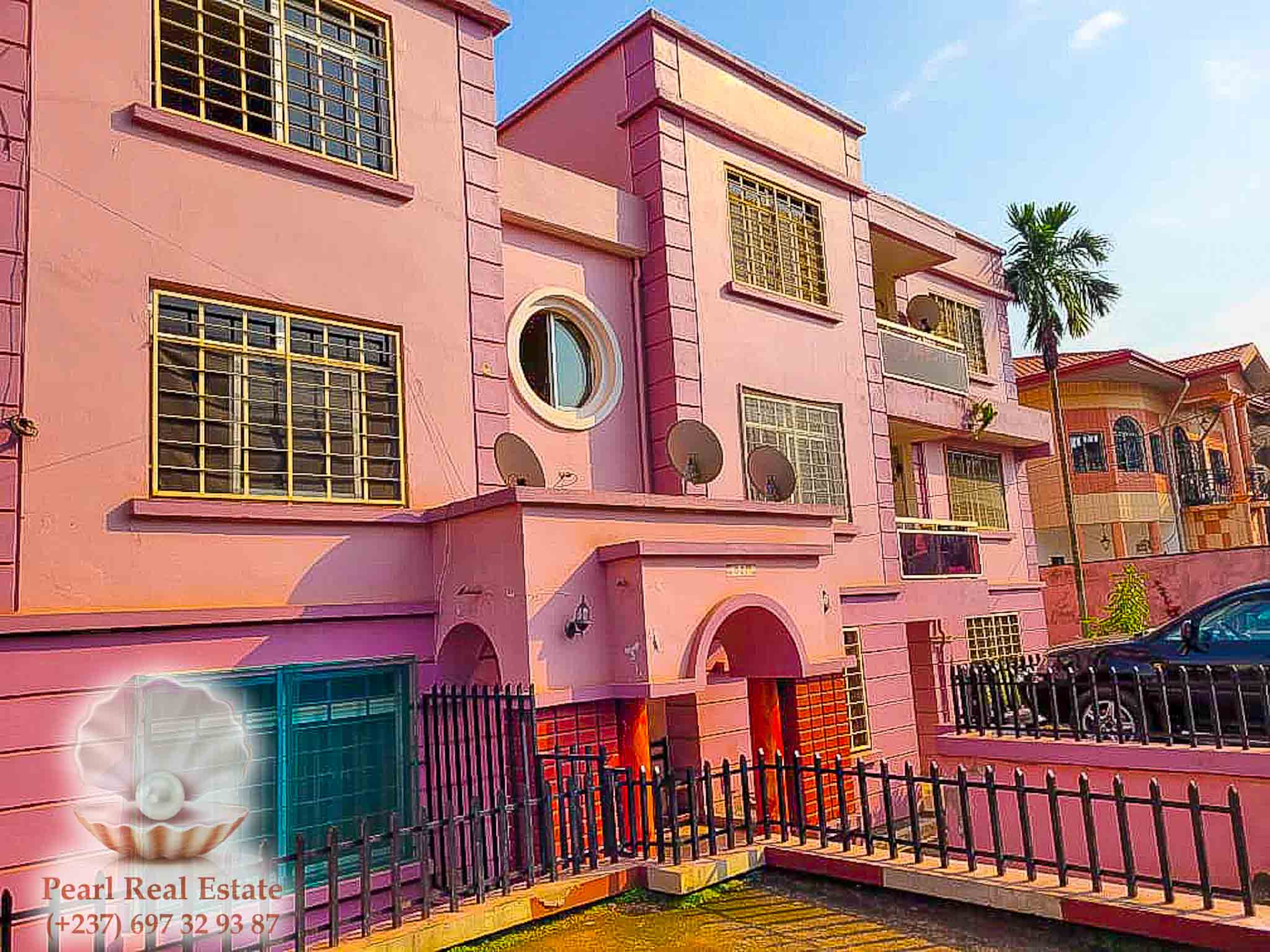 Apartment to rent - Yaoundé, Mfandena, Omnisports - 1 living room(s), 3 bedroom(s), 2 bathroom(s) - 350 000 FCFA / month
