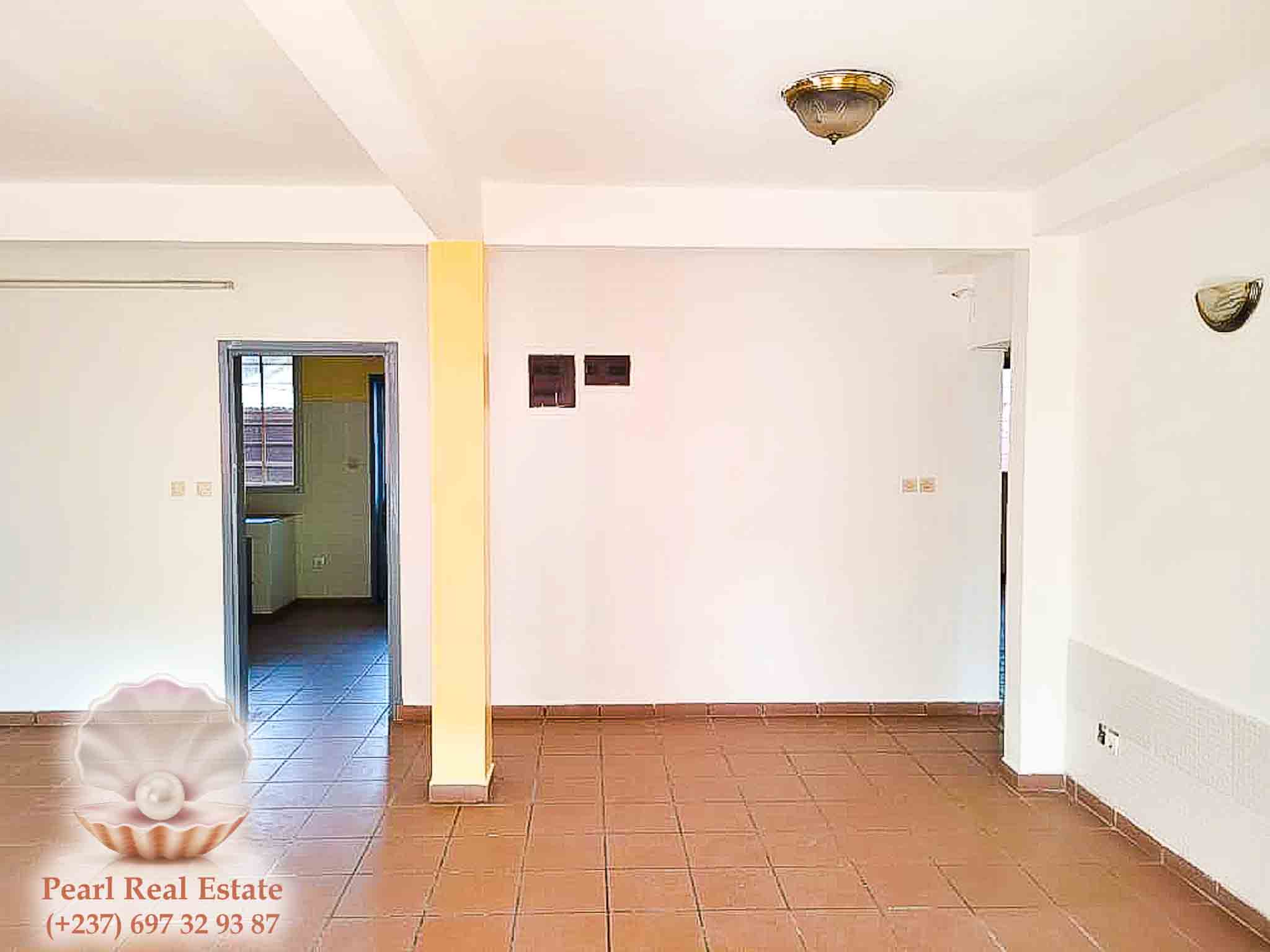 Appartement à louer - Yaoundé, Mfandena, Omnisports - 1 salon(s), 3 chambre(s), 2 salle(s) de bains - 350 000 FCFA / mois