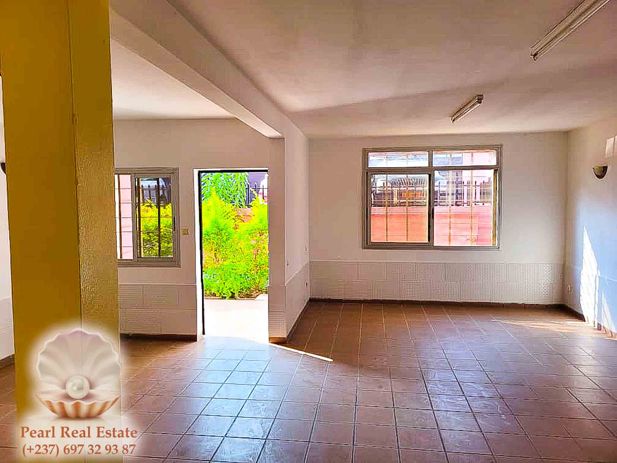 Appartement à louer - Yaoundé, Mfandena, Omnisports - 1 salon(s), 3 chambre(s), 2 salle(s) de bains - 350 000 FCFA / mois