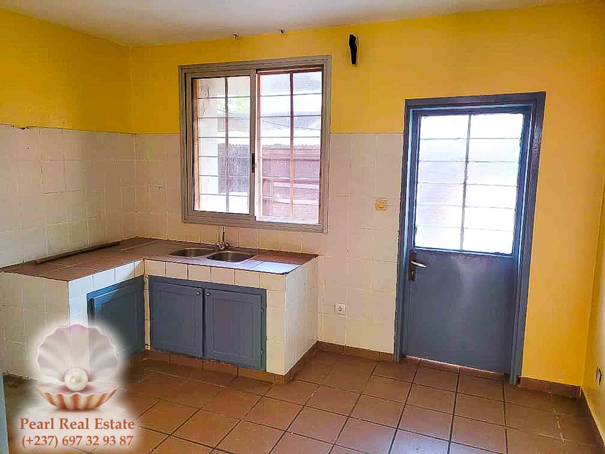 Appartement à louer - Yaoundé, Mfandena, Omnisports - 1 salon(s), 3 chambre(s), 2 salle(s) de bains - 350 000 FCFA / mois