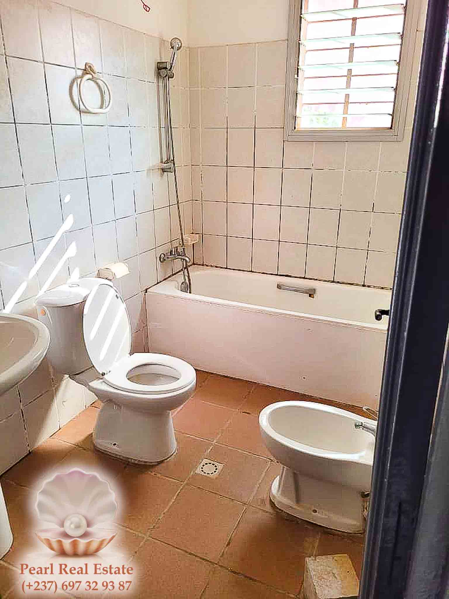 Appartement à louer - Yaoundé, Mfandena, Omnisports - 1 salon(s), 3 chambre(s), 2 salle(s) de bains - 350 000 FCFA / mois