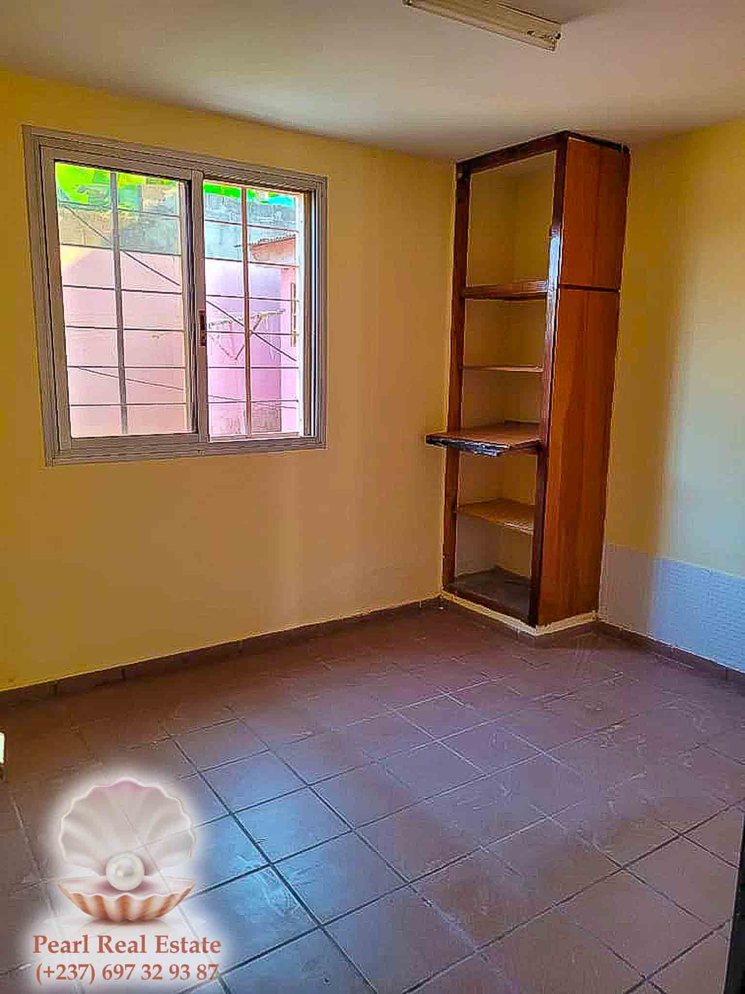 Appartement à louer - Yaoundé, Mfandena, Omnisports - 1 salon(s), 3 chambre(s), 2 salle(s) de bains - 350 000 FCFA / mois