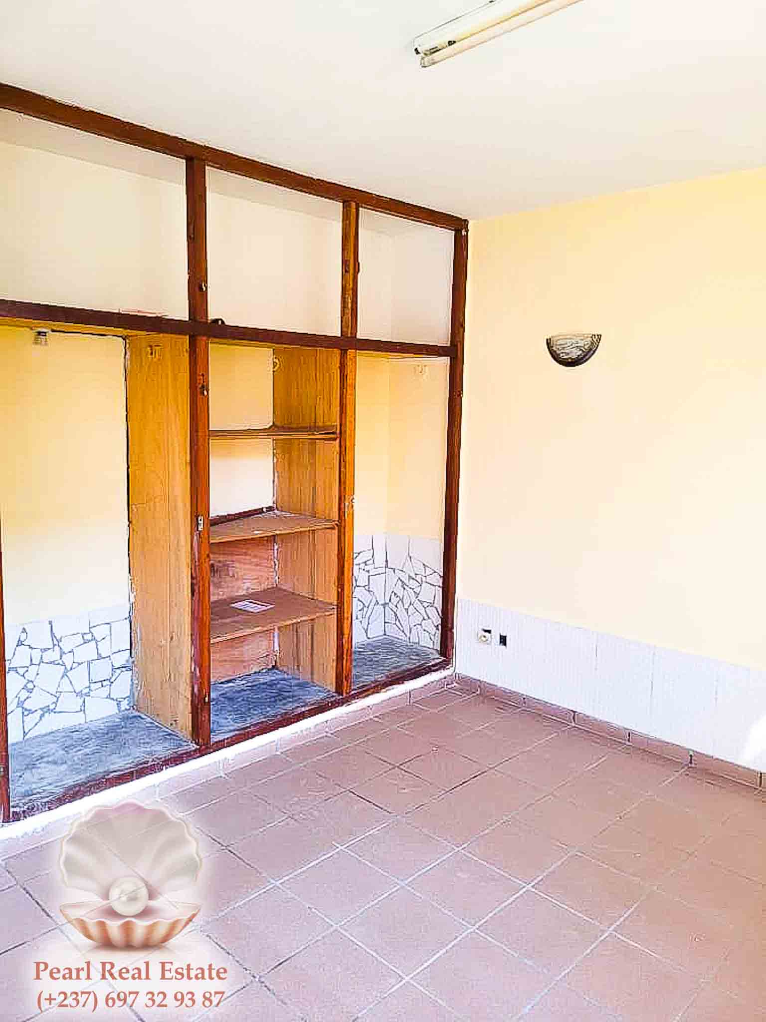 Appartement à louer - Yaoundé, Mfandena, Omnisports - 1 salon(s), 3 chambre(s), 2 salle(s) de bains - 350 000 FCFA / mois