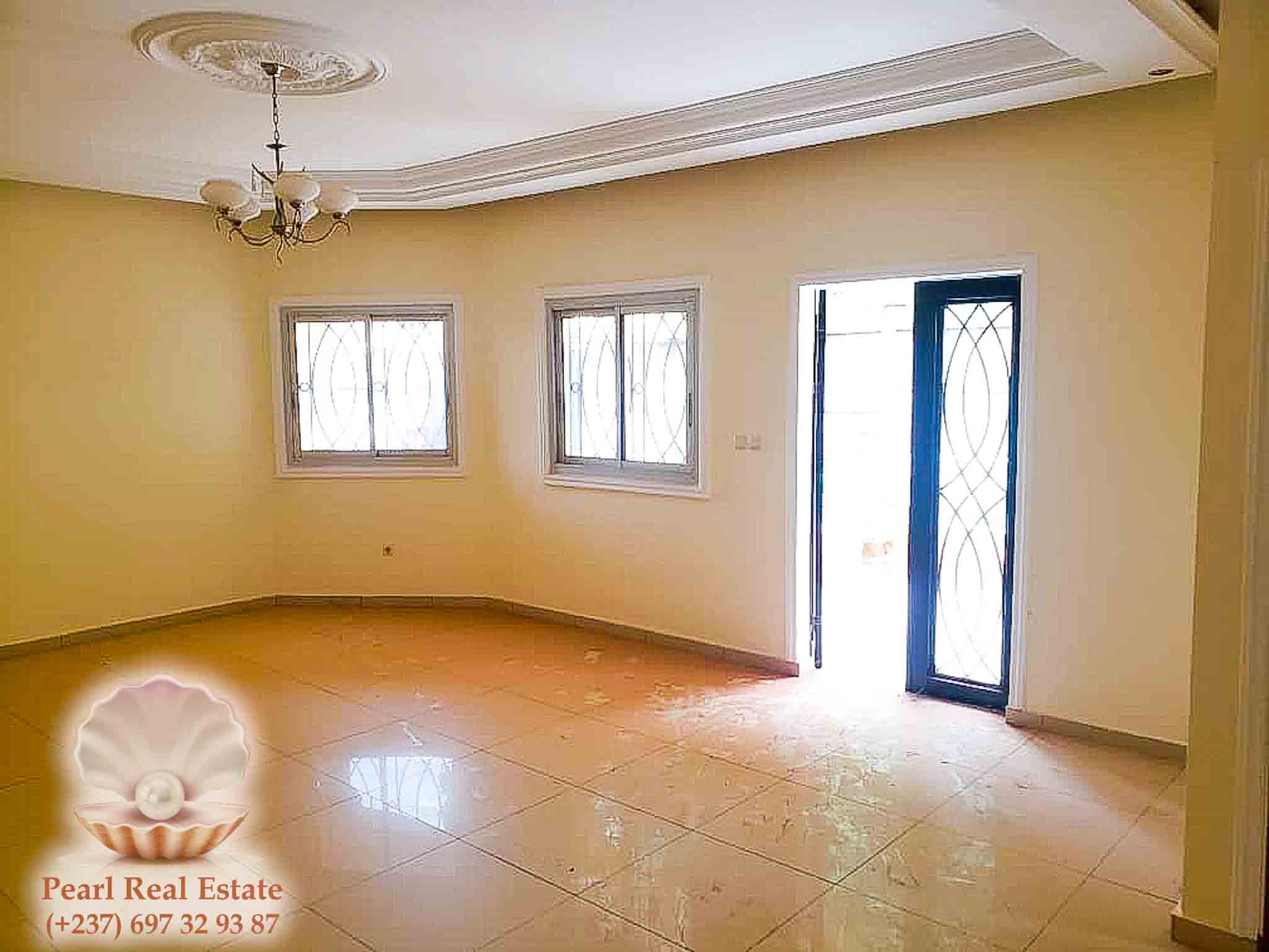 Appartement à louer - Yaoundé, Mont Fébé, Mont FEBE - 1 salon(s), 3 chambre(s), 2 salle(s) de bains - 400 000 FCFA / mois