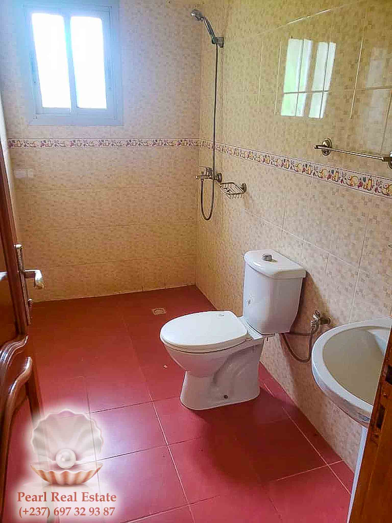 Appartement à louer - Yaoundé, Mont Fébé, Mont FEBE - 1 salon(s), 3 chambre(s), 2 salle(s) de bains - 400 000 FCFA / mois