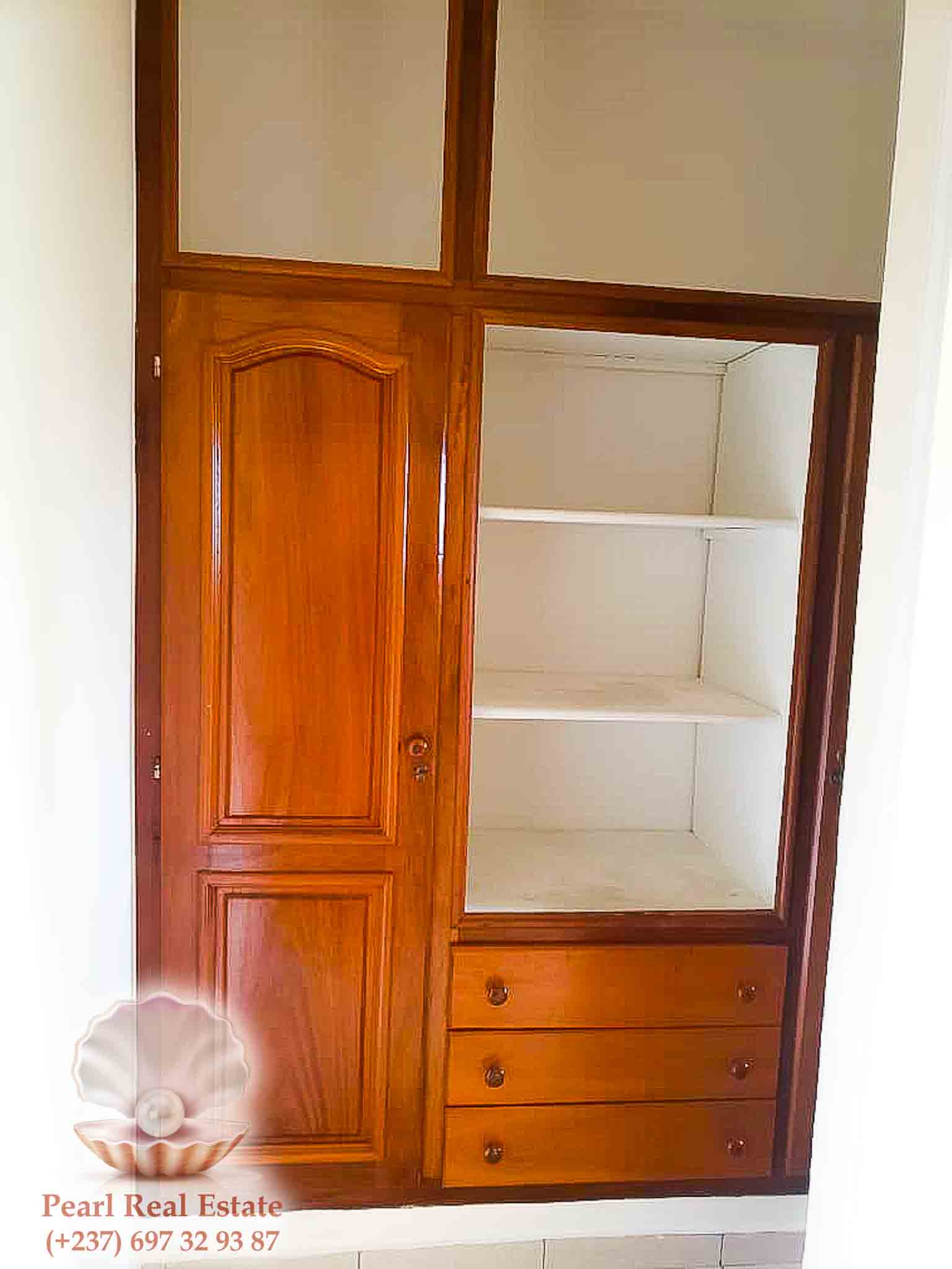 Appartement à louer - Yaoundé, Mont Fébé, Mont FEBE - 1 salon(s), 3 chambre(s), 2 salle(s) de bains - 400 000 FCFA / mois