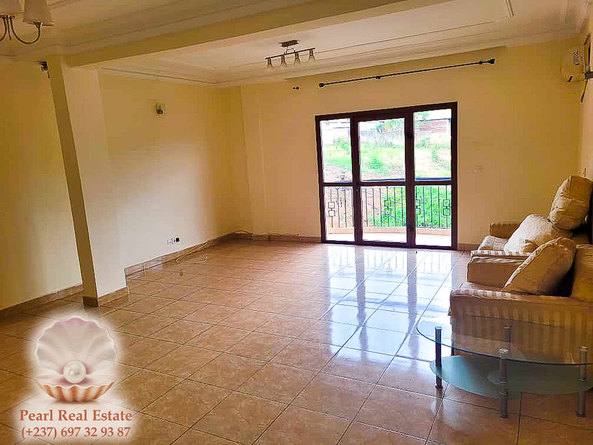Appartement à louer - Yaoundé, Quartier Fouda, Omnisports - 1 salon(s), 3 chambre(s), 2 salle(s) de bains - 400 000 FCFA / mois