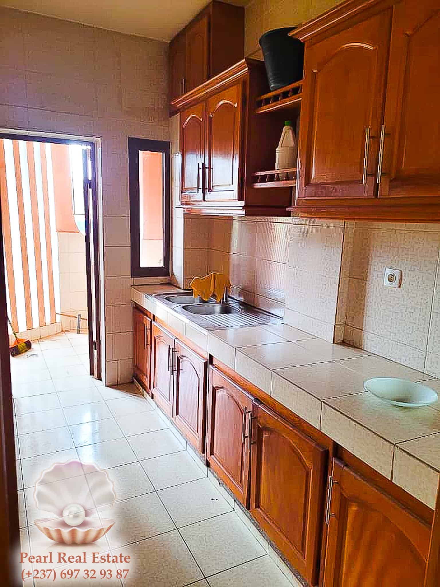 Appartement à louer - Yaoundé, Quartier Fouda, Omnisports - 1 salon(s), 3 chambre(s), 2 salle(s) de bains - 400 000 FCFA / mois