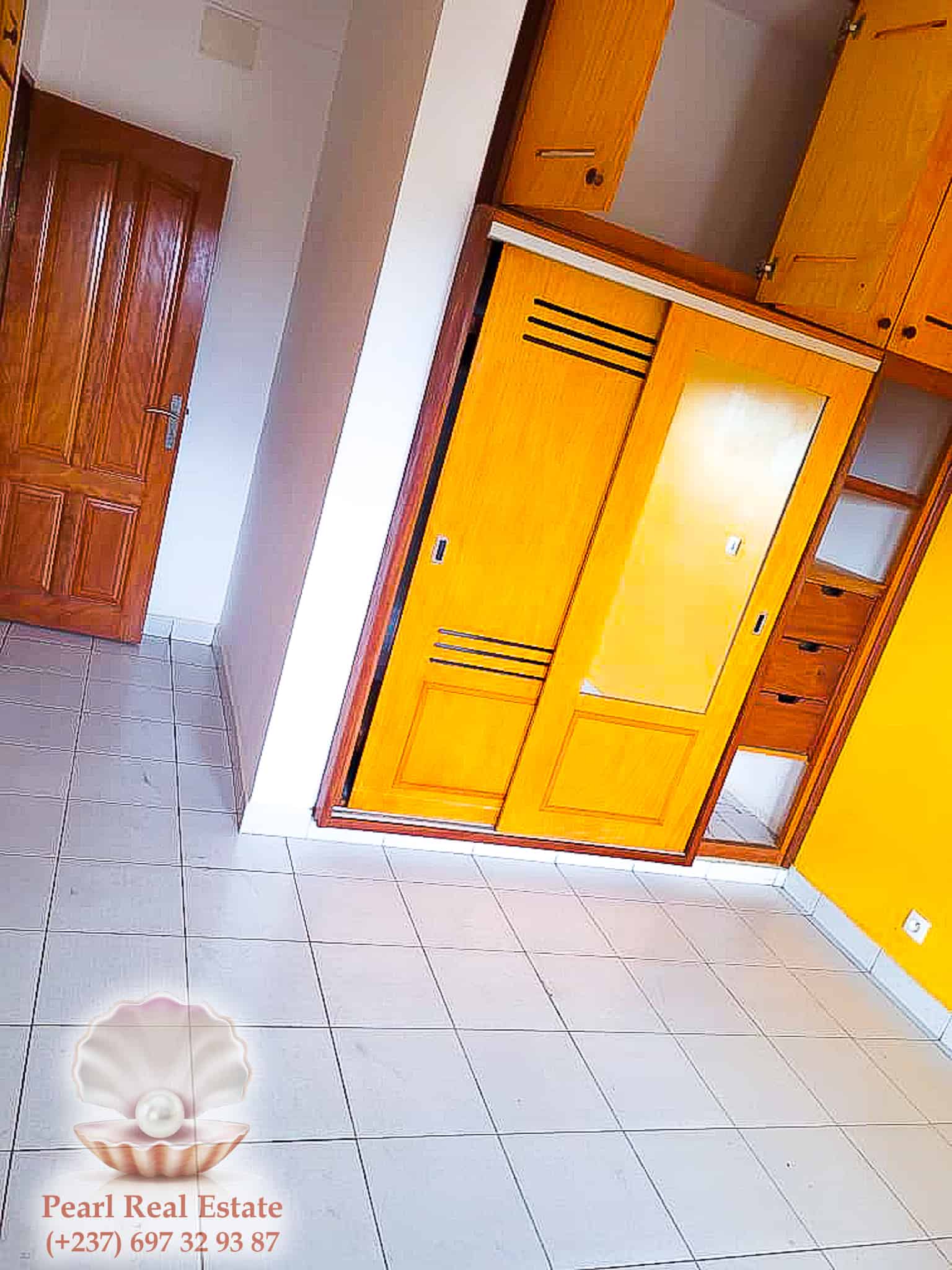 Appartement à louer - Yaoundé, Quartier Fouda, Omnisports - 1 salon(s), 3 chambre(s), 2 salle(s) de bains - 400 000 FCFA / mois