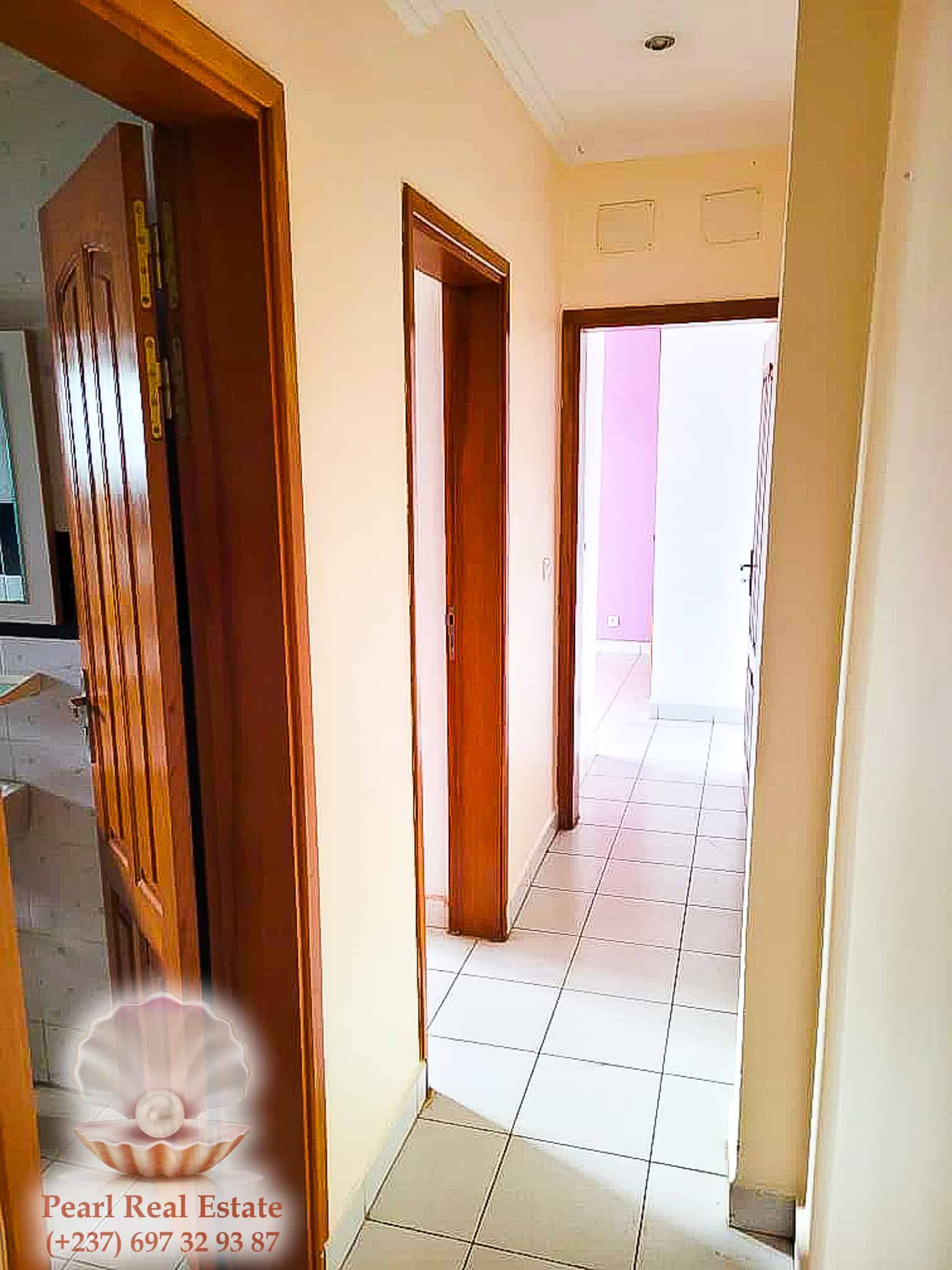 Apartment to rent - Yaoundé, Quartier Fouda, Omnisports - 1 living room(s), 3 bedroom(s), 2 bathroom(s) - 400 000 FCFA / month