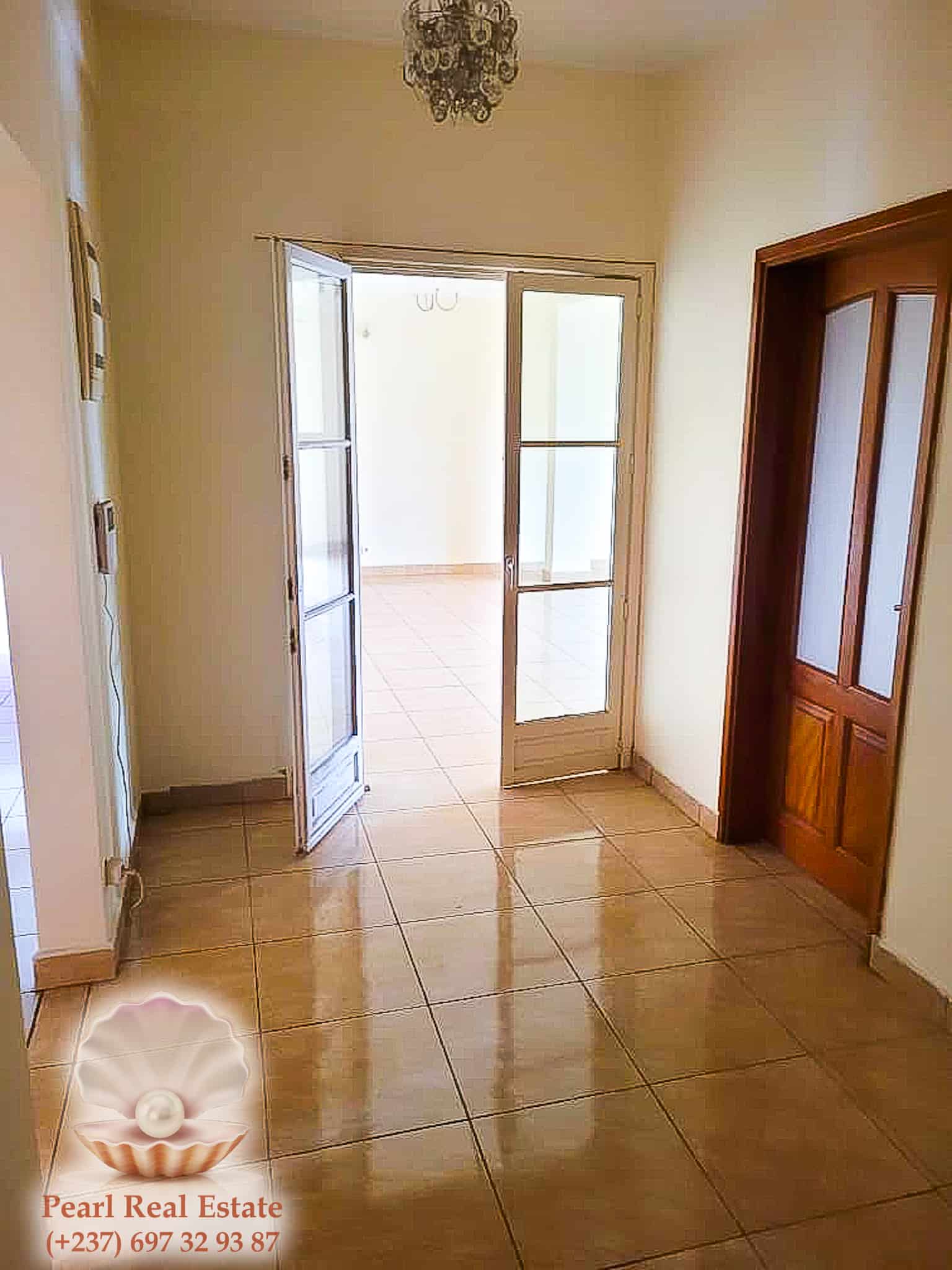 Apartment to rent - Yaoundé, Quartier Fouda, Omnisports - 1 living room(s), 3 bedroom(s), 2 bathroom(s) - 400 000 FCFA / month