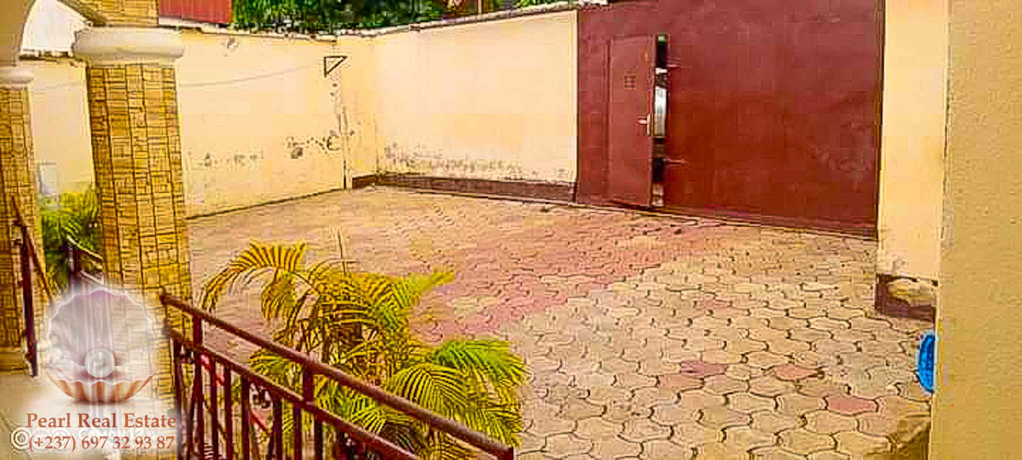 Maison (Villa) à louer - Yaoundé, Bastos, Febe Présidence - 1 salon(s), 4 chambre(s), 3 salle(s) de bains - 800 000 FCFA / mois