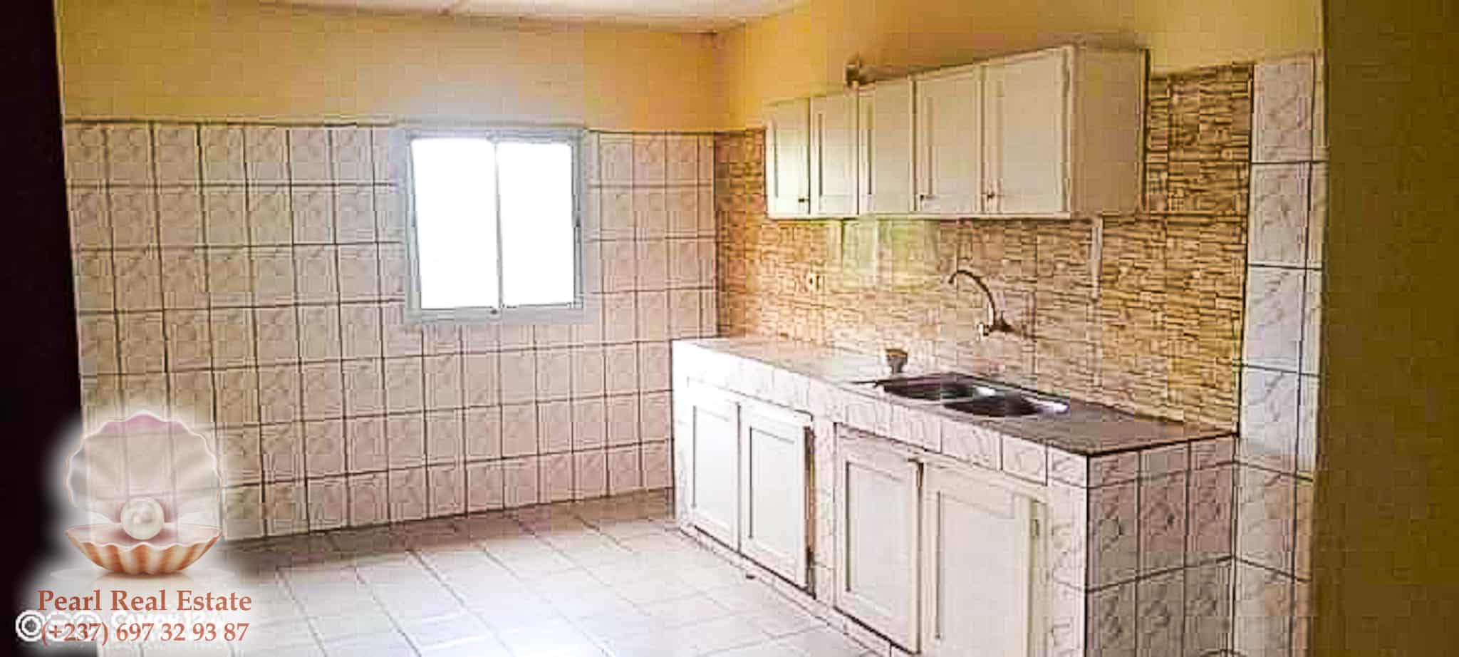 Maison (Villa) à louer - Yaoundé, Bastos, Febe Présidence - 1 salon(s), 4 chambre(s), 3 salle(s) de bains - 800 000 FCFA / mois