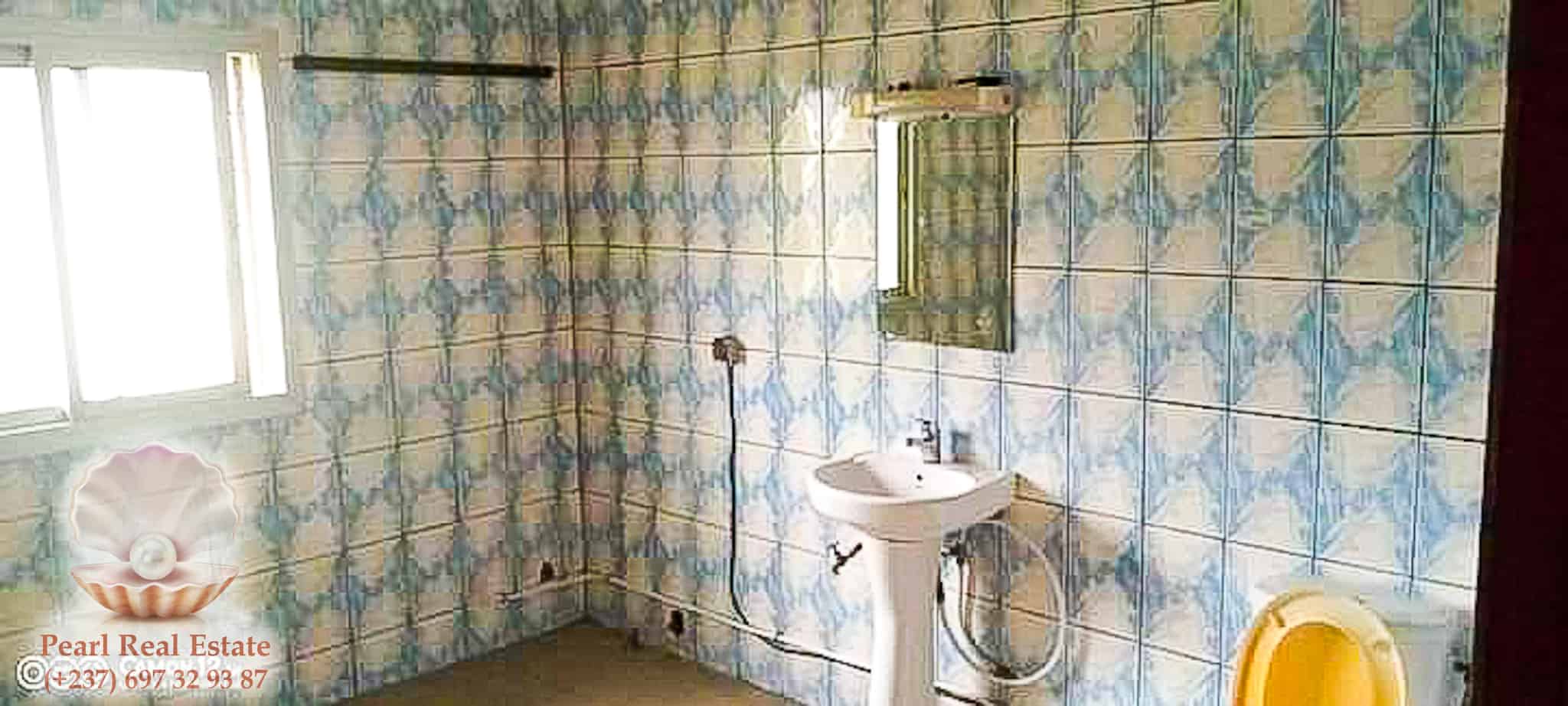 Maison (Villa) à louer - Yaoundé, Bastos, Febe Présidence - 1 salon(s), 4 chambre(s), 3 salle(s) de bains - 800 000 FCFA / mois