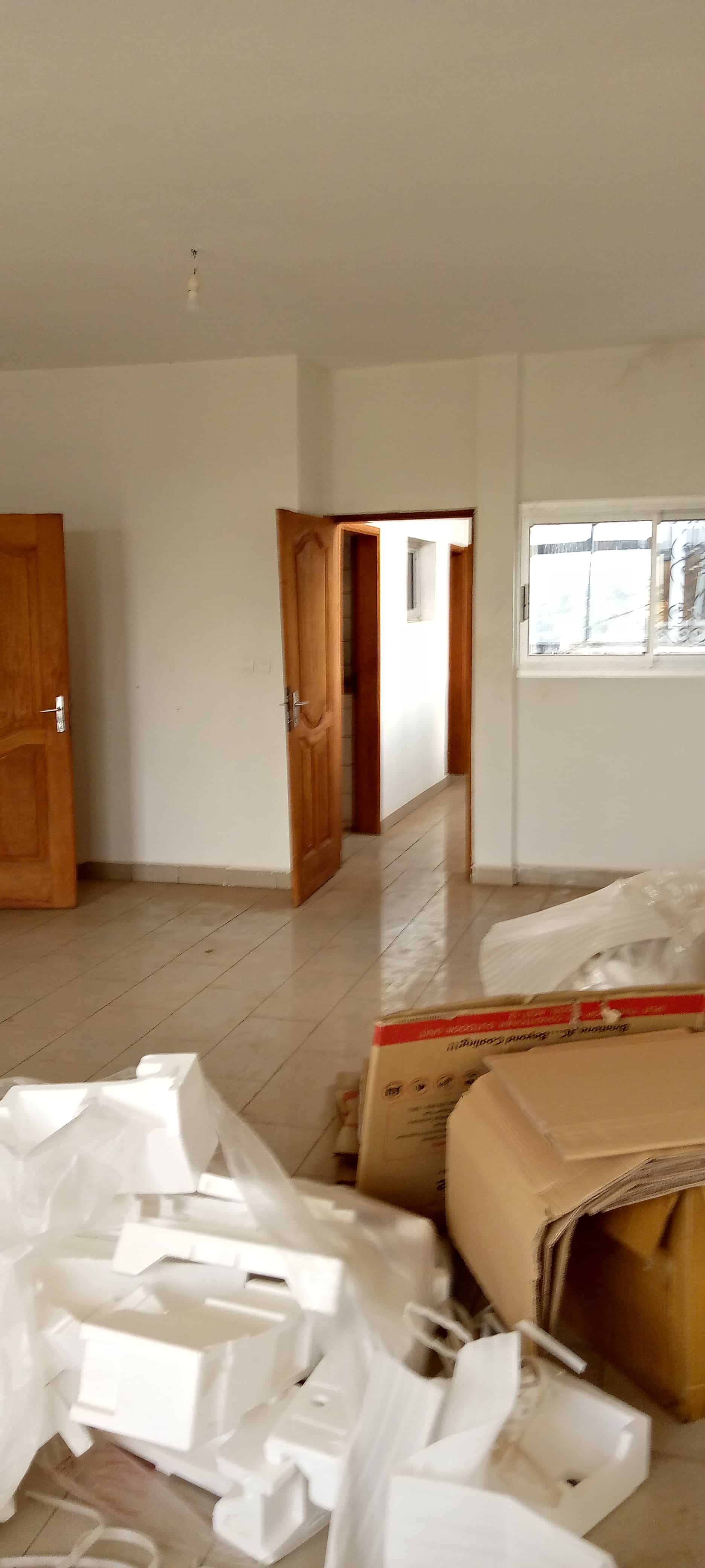 Apartment to rent - Yaoundé, Santa Barbara, Pas loin de la sonel - 1 living room(s), 2 bedroom(s), 2 bathroom(s) - 200 000 FCFA / month