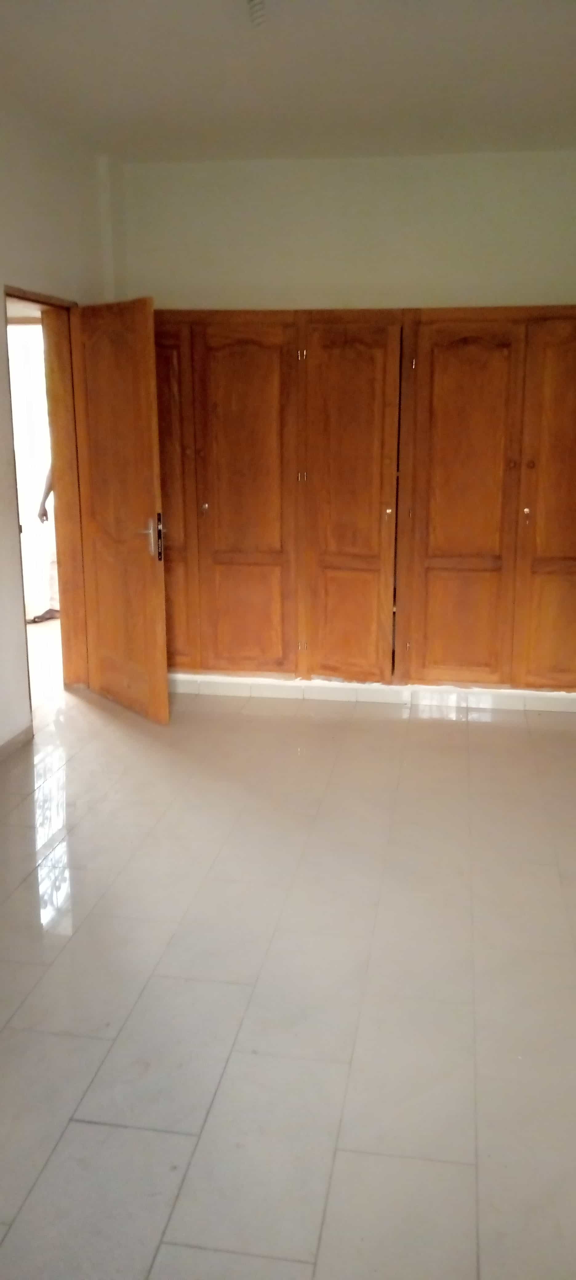 Apartment to rent - Yaoundé, Santa Barbara, Pas loin de la sonel - 1 living room(s), 2 bedroom(s), 2 bathroom(s) - 200 000 FCFA / month