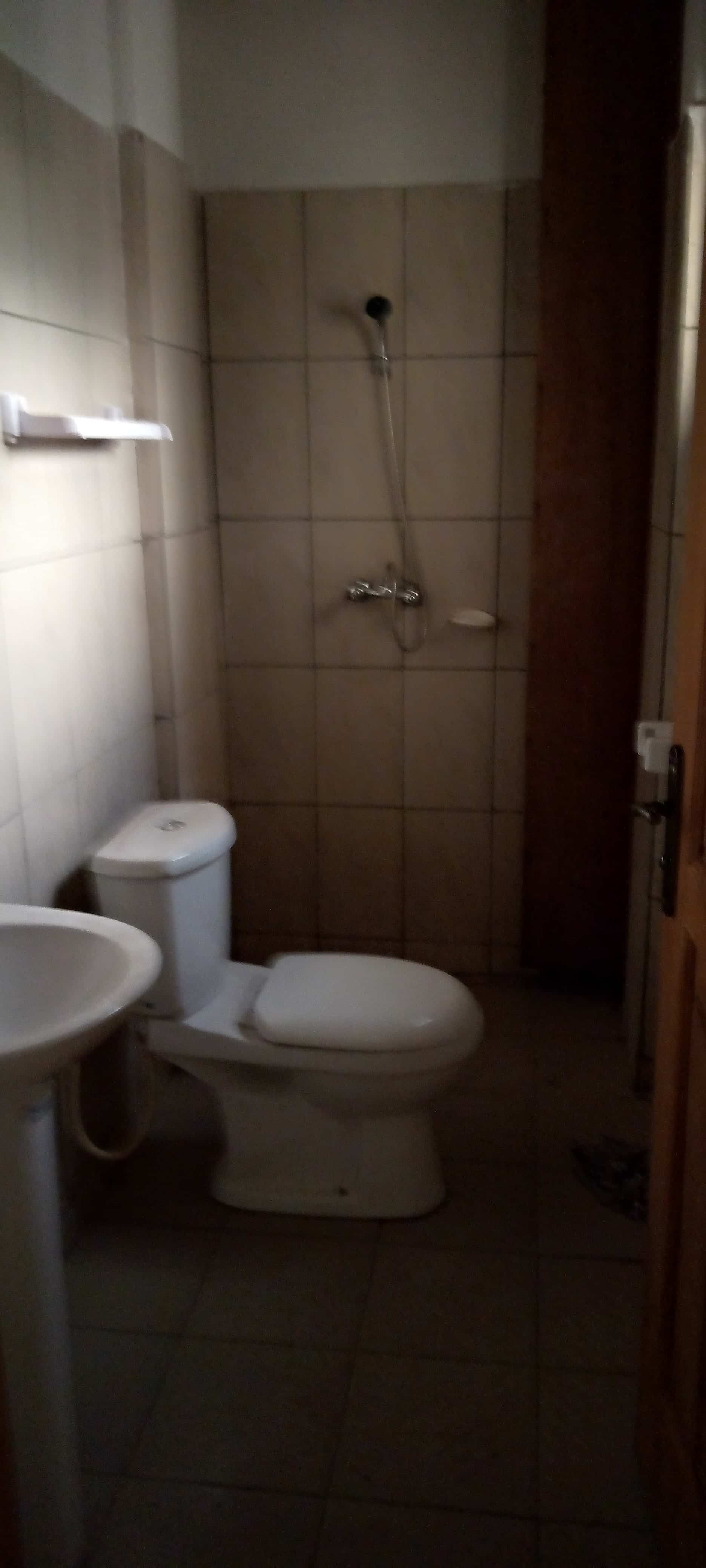 Apartment to rent - Yaoundé, Santa Barbara, Pas loin de la sonel - 1 living room(s), 2 bedroom(s), 2 bathroom(s) - 200 000 FCFA / month