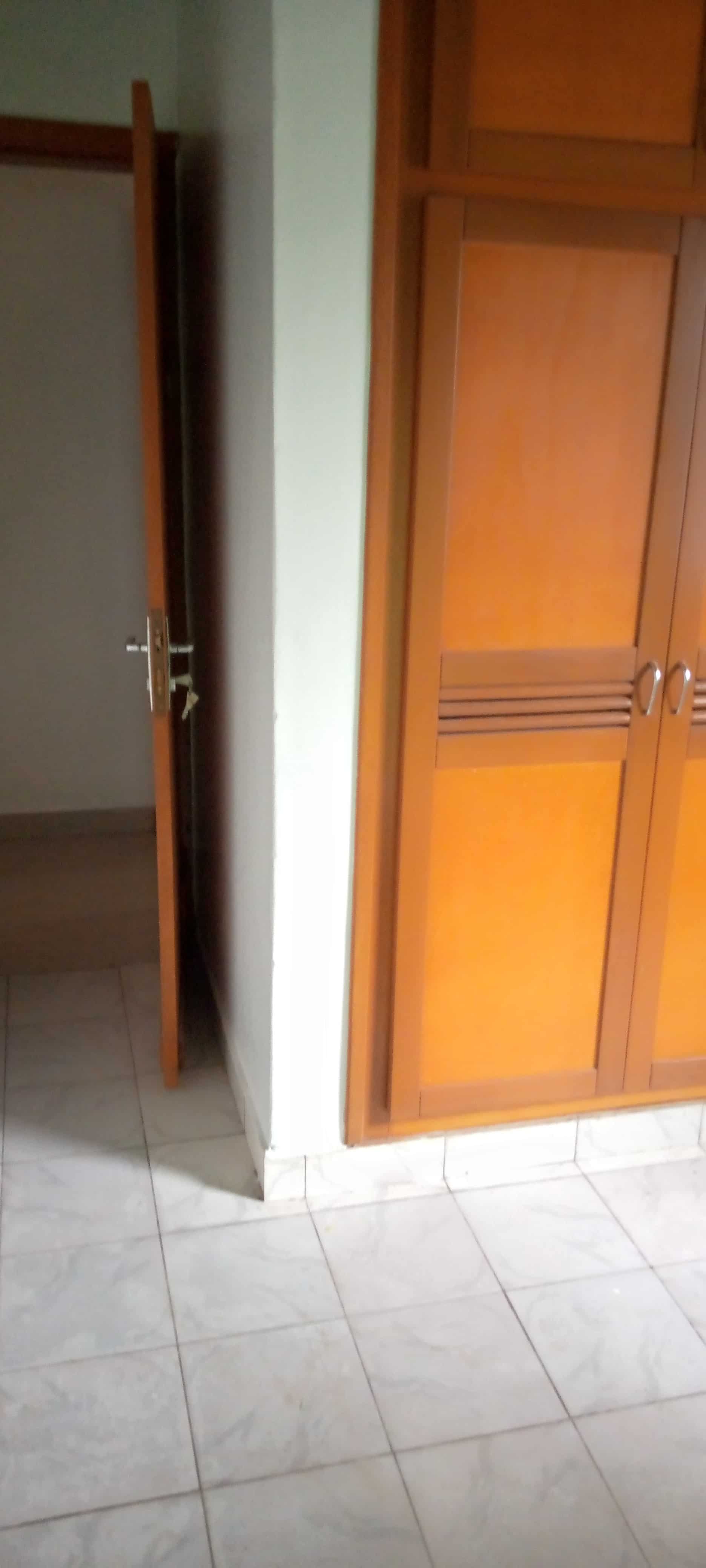 Apartment to rent - Yaoundé, Mfandena, Appartement individuel - 1 living room(s), 3 bedroom(s), 3 bathroom(s) - 500 000 FCFA / month