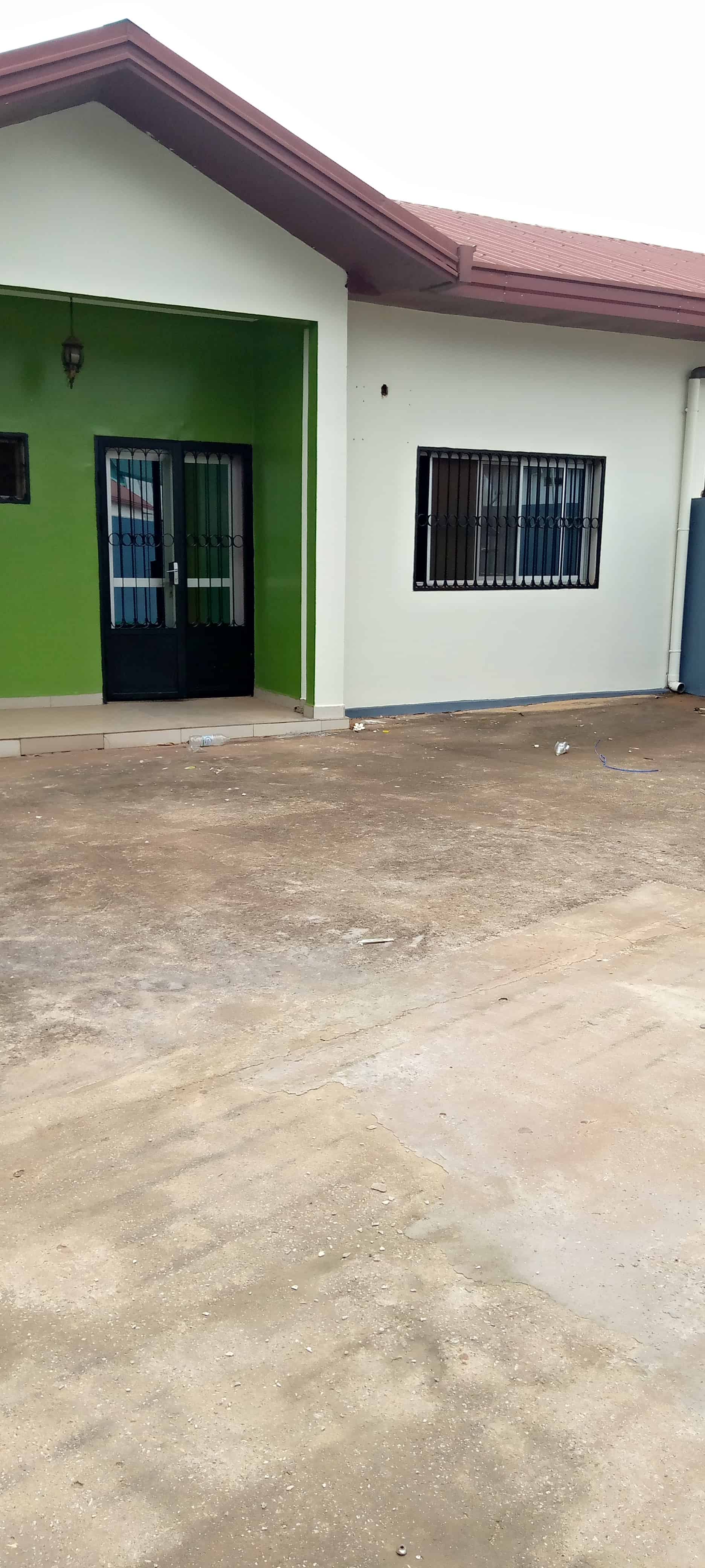 Apartment to rent - Yaoundé, Mfandena, Appartement individuel - 1 living room(s), 3 bedroom(s), 3 bathroom(s) - 500 000 FCFA / month