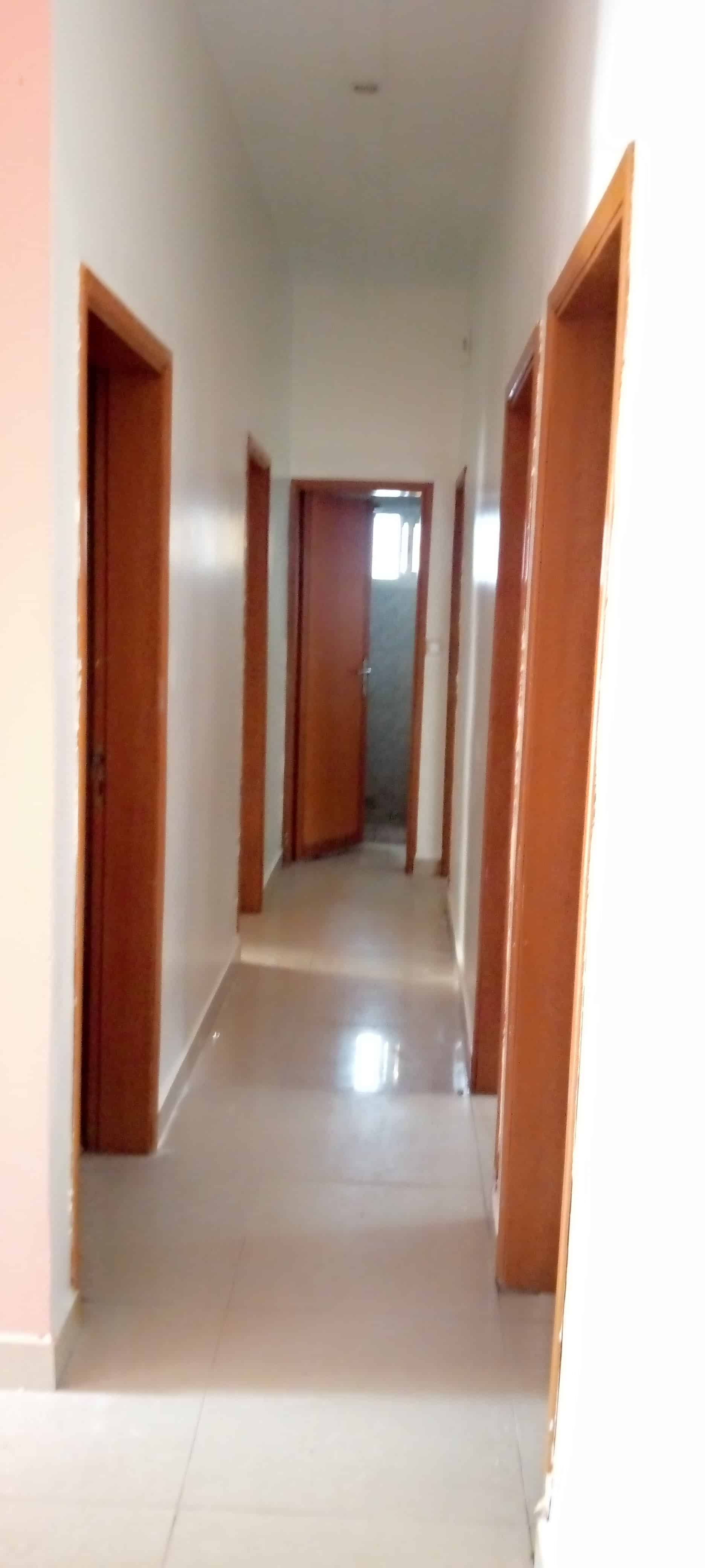 House (Wayside home) to rent - Yaoundé, Mfandena, Vers avenue foe - 1 living room(s), 3 bedroom(s), 3 bathroom(s) - 500 000 FCFA / month