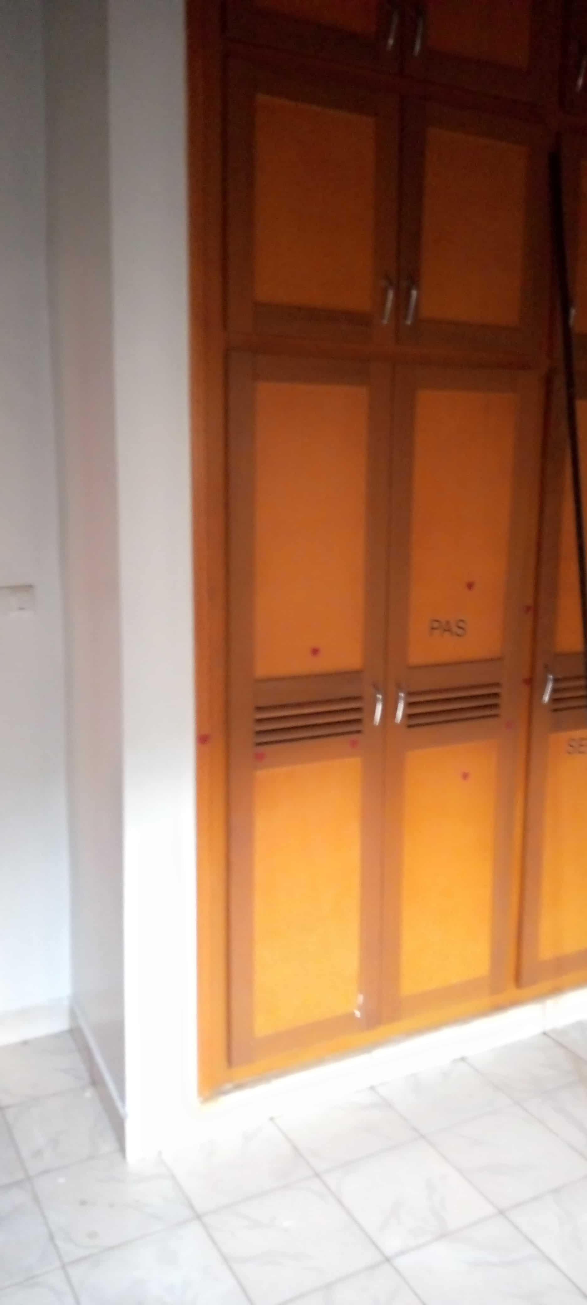 House (Wayside home) to rent - Yaoundé, Mfandena, Vers avenue foe - 1 living room(s), 3 bedroom(s), 3 bathroom(s) - 500 000 FCFA / month