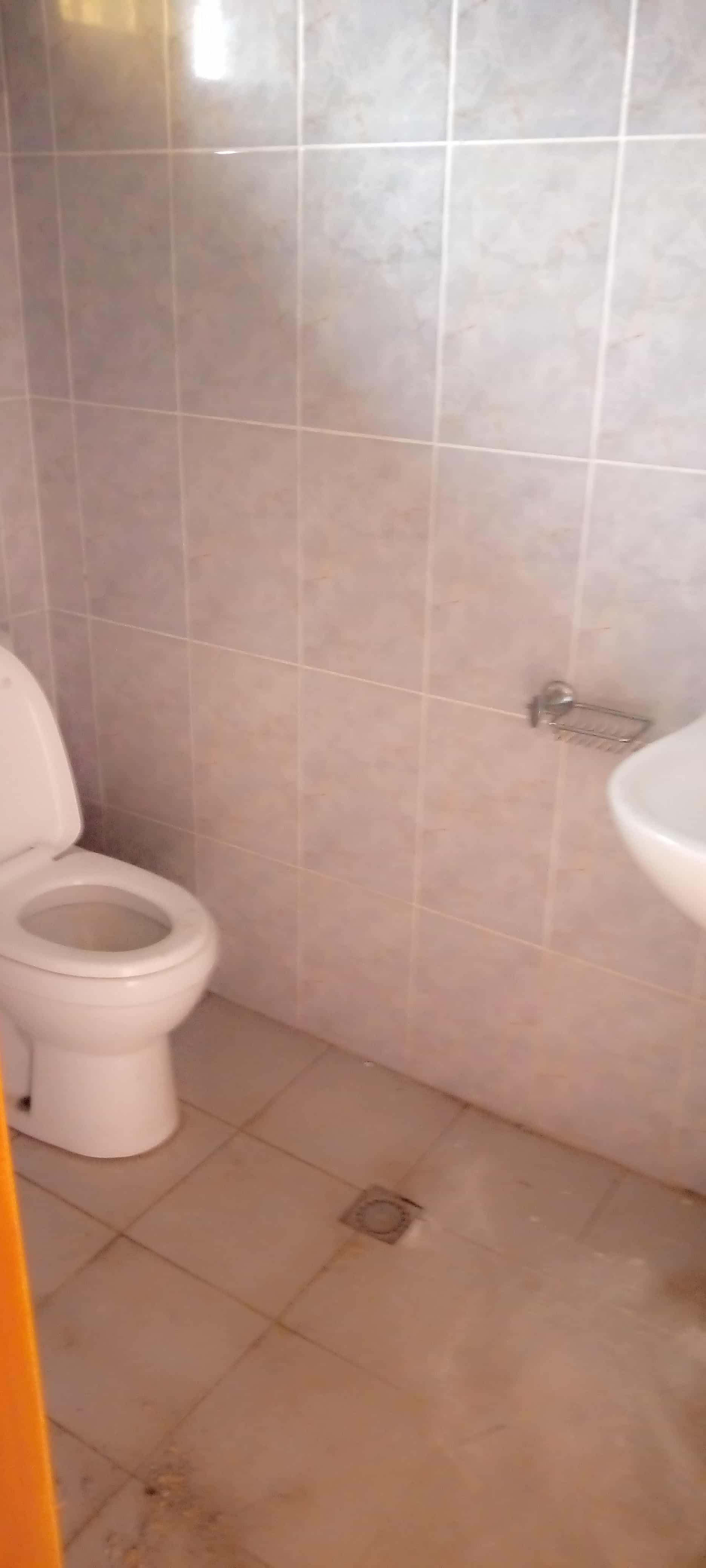 House (Wayside home) to rent - Yaoundé, Mfandena, Vers avenue foe - 1 living room(s), 3 bedroom(s), 3 bathroom(s) - 500 000 FCFA / month