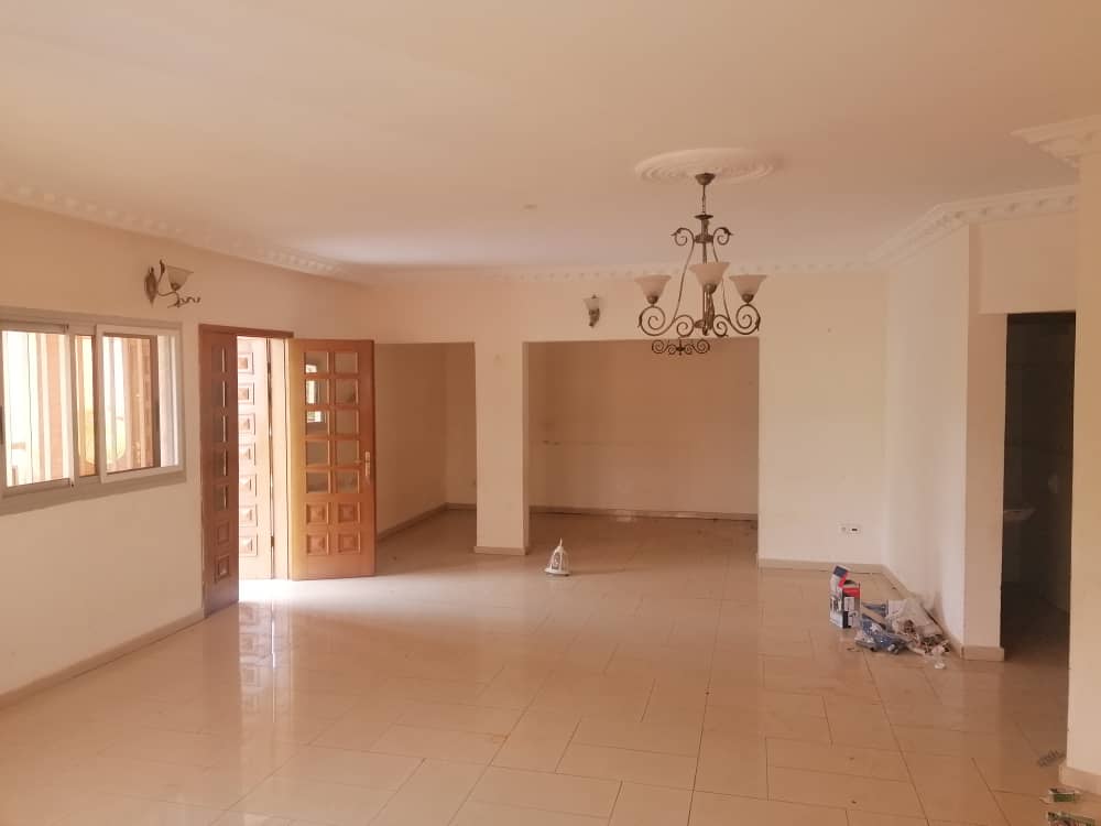 Apartment to rent - Yaoundé, Bastos, Pas loin de l'ambassade de core - 1 living room(s), 3 bedroom(s), 4 bathroom(s) - 450 000 FCFA / month