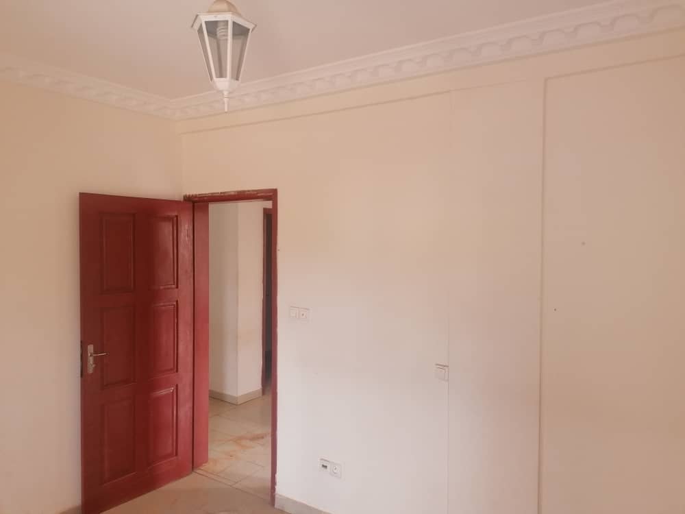 Apartment to rent - Yaoundé, Bastos, Pas loin de l'ambassade de core - 1 living room(s), 3 bedroom(s), 4 bathroom(s) - 450 000 FCFA / month