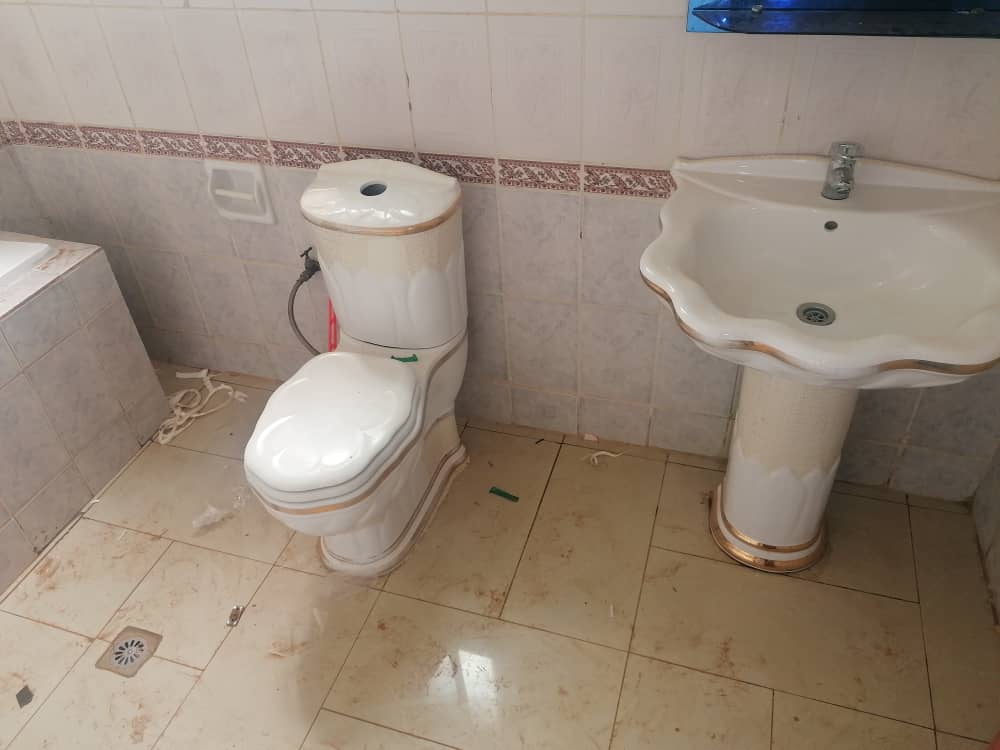 Apartment to rent - Yaoundé, Bastos, Pas loin de l'ambassade de core - 1 living room(s), 3 bedroom(s), 4 bathroom(s) - 450 000 FCFA / month