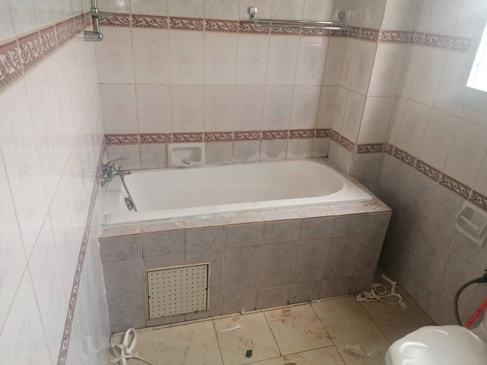 Apartment to rent - Yaoundé, Bastos, Pas loin de l'ambassade de core - 1 living room(s), 3 bedroom(s), 4 bathroom(s) - 450 000 FCFA / month