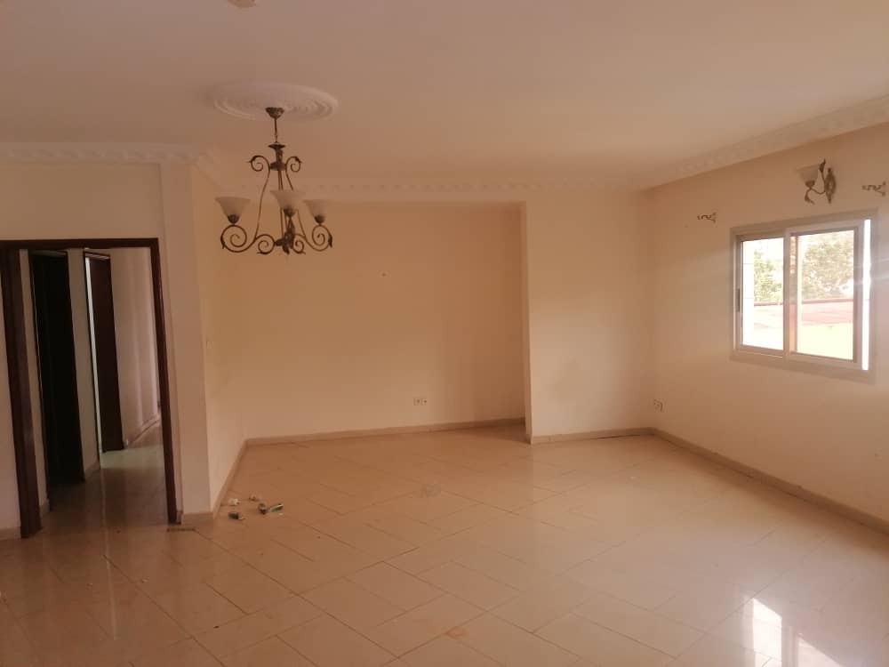 Apartment to rent - Yaoundé, Bastos, Pas loin de l'ambassade de core - 1 living room(s), 3 bedroom(s), 4 bathroom(s) - 450 000 FCFA / month