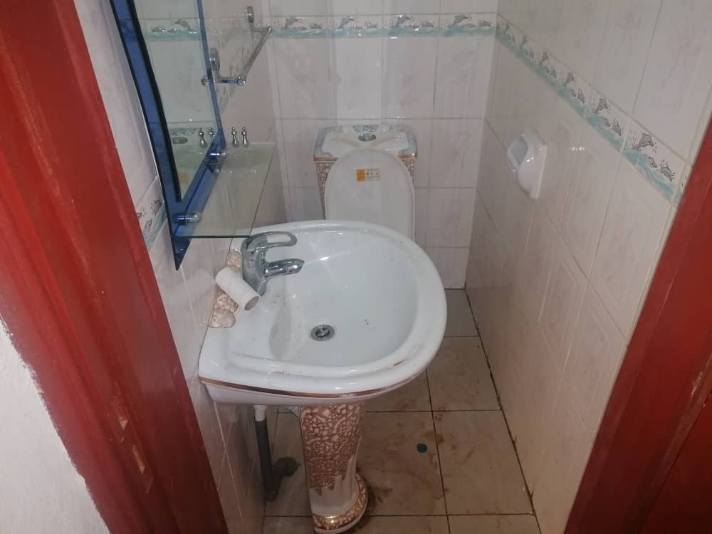 Apartment to rent - Yaoundé, Bastos, Pas loin de l'ambassade de core - 1 living room(s), 3 bedroom(s), 4 bathroom(s) - 450 000 FCFA / month