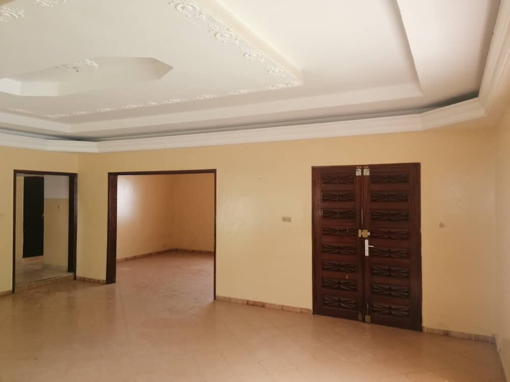 House (Villa) to rent - Yaoundé, Bastos, Nouvelle route - 1 living room(s), 4 bedroom(s), 3 bathroom(s) - 850 000 FCFA / month