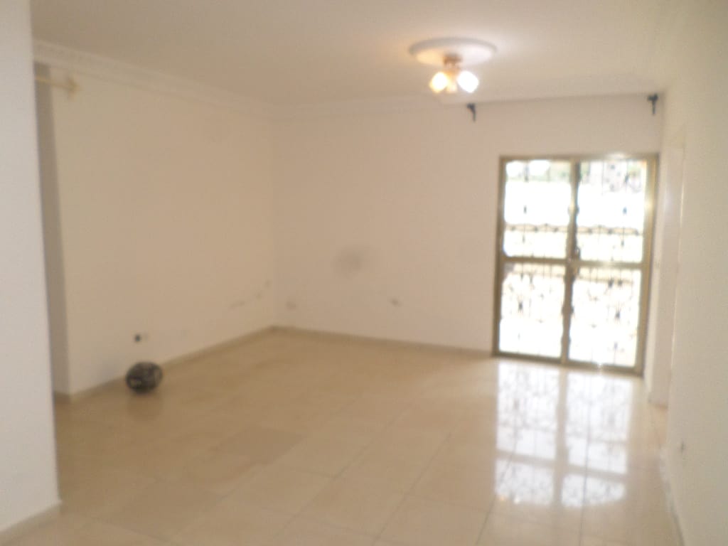 Apartment to rent - Yaoundé, Bastos, pas loin du rond point bastos - 1 living room(s), 2 bedroom(s), 3 bathroom(s) - 350 000 FCFA / month
