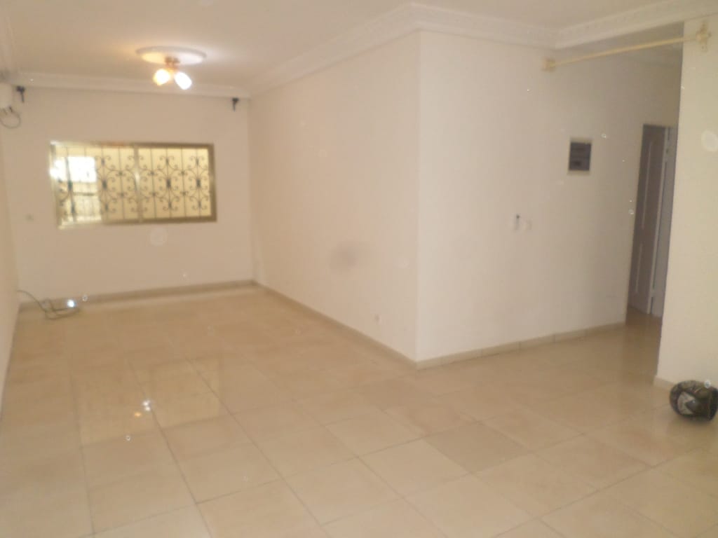 Apartment to rent - Yaoundé, Bastos, pas loin du rond point bastos - 1 living room(s), 2 bedroom(s), 3 bathroom(s) - 350 000 FCFA / month