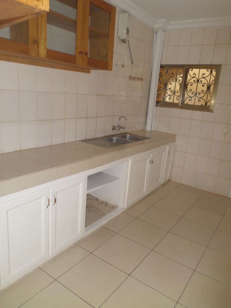 Apartment to rent - Yaoundé, Bastos, pas loin du rond point bastos - 1 living room(s), 2 bedroom(s), 3 bathroom(s) - 350 000 FCFA / month