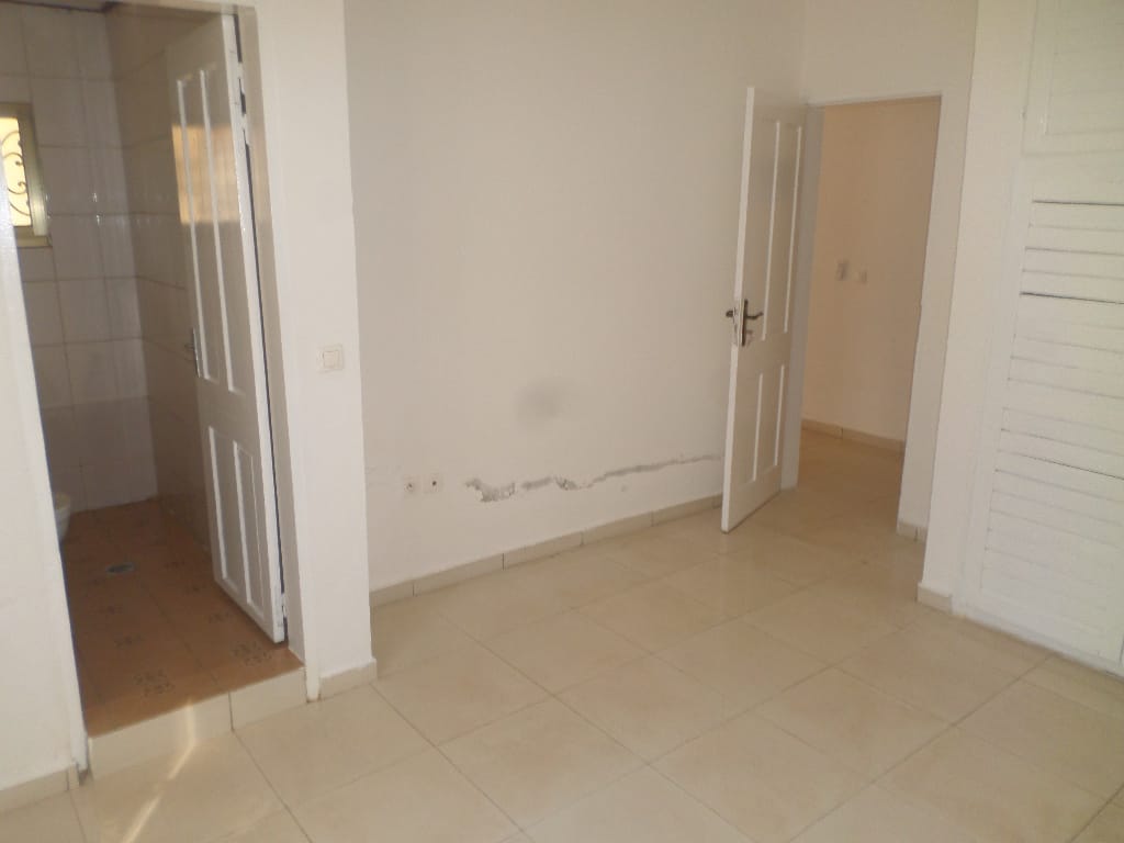 Apartment to rent - Yaoundé, Bastos, pas loin du rond point bastos - 1 living room(s), 2 bedroom(s), 3 bathroom(s) - 350 000 FCFA / month