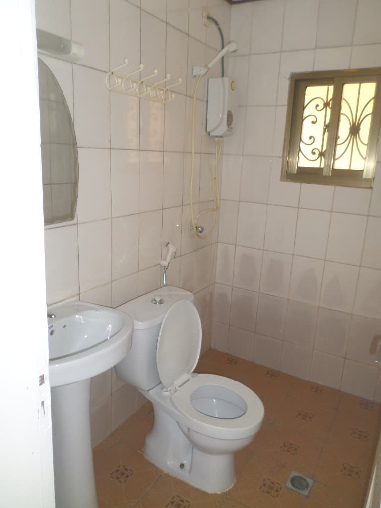 Apartment to rent - Yaoundé, Bastos, pas loin du rond point bastos - 1 living room(s), 2 bedroom(s), 3 bathroom(s) - 350 000 FCFA / month