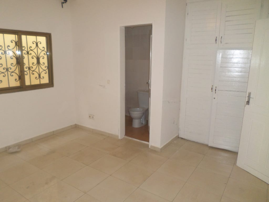 Apartment to rent - Yaoundé, Bastos, pas loin du rond point bastos - 1 living room(s), 2 bedroom(s), 3 bathroom(s) - 350 000 FCFA / month