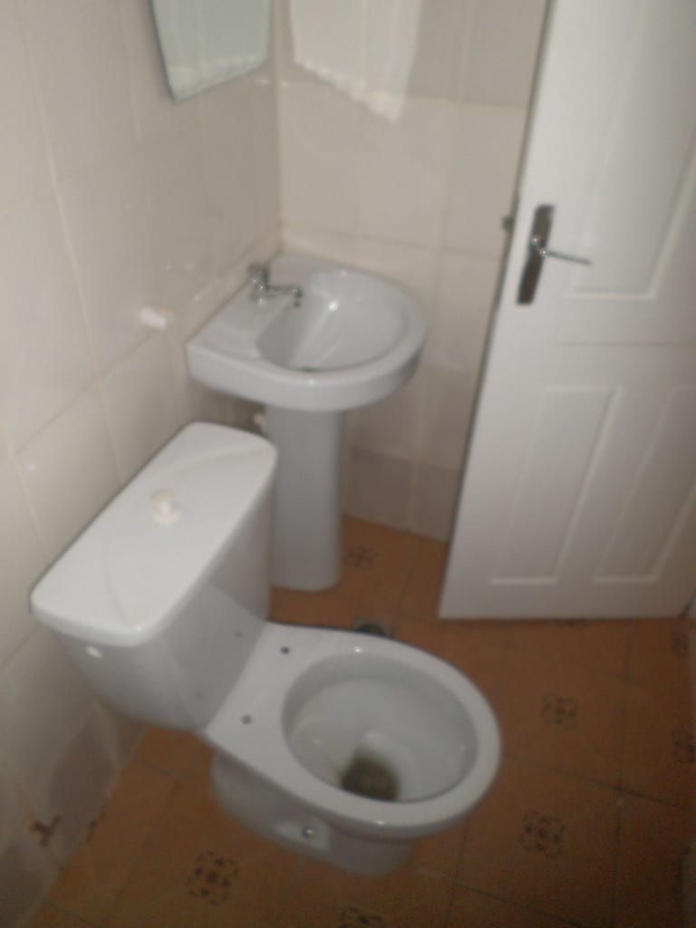 Apartment to rent - Yaoundé, Bastos, pas loin du rond point bastos - 1 living room(s), 2 bedroom(s), 3 bathroom(s) - 350 000 FCFA / month