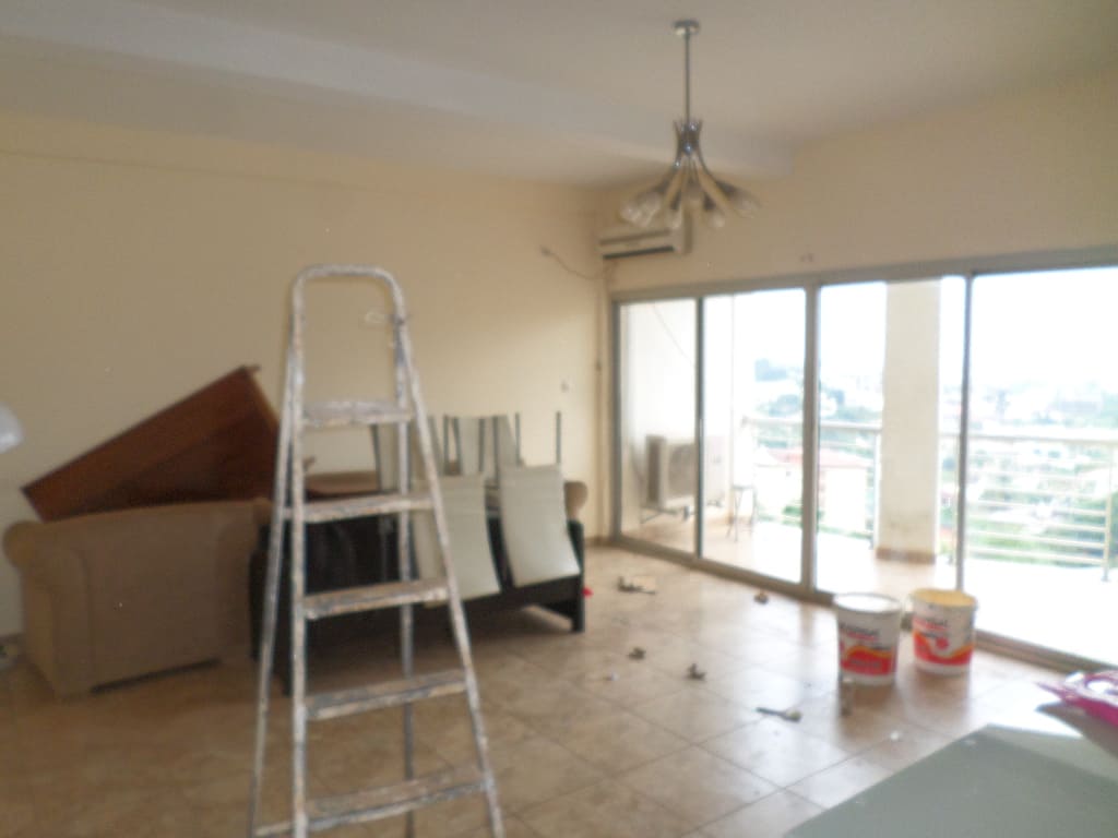 Apartment to rent - Yaoundé, Bastos, pas loin du rond point bastos - 1 living room(s), 2 bedroom(s), 3 bathroom(s) - 350 000 FCFA / month