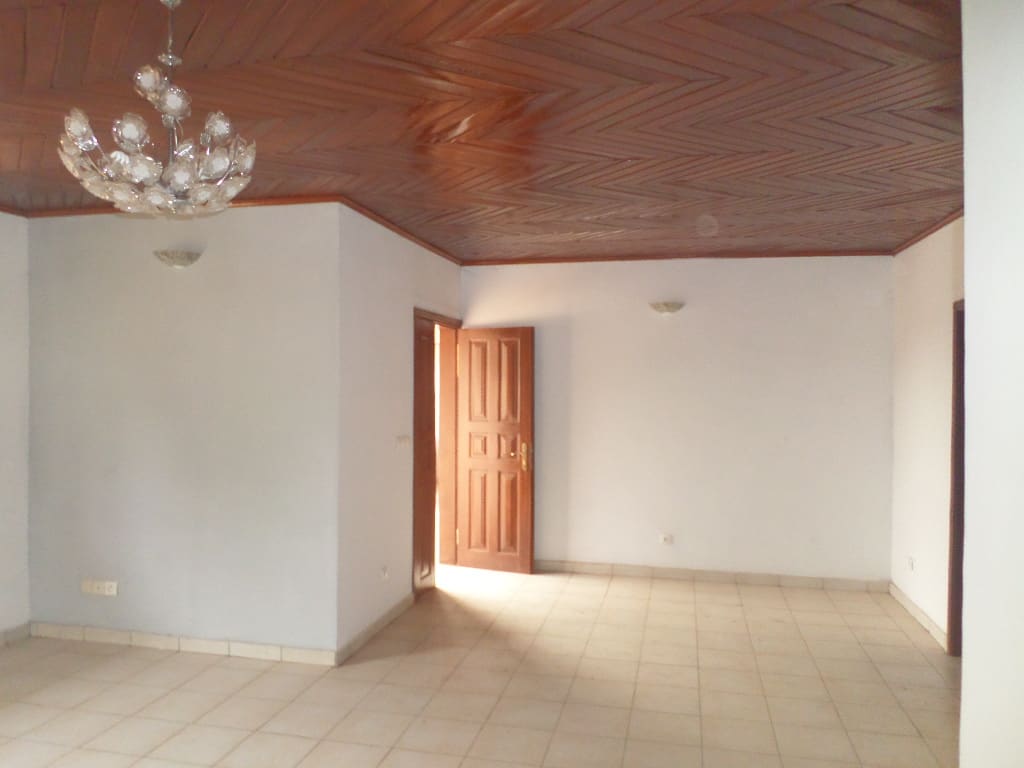 Apartment to rent - Yaoundé, Elig-essono, rue ceper - 1 living room(s), 2 bedroom(s), 3 bathroom(s) - 250 000 FCFA / month