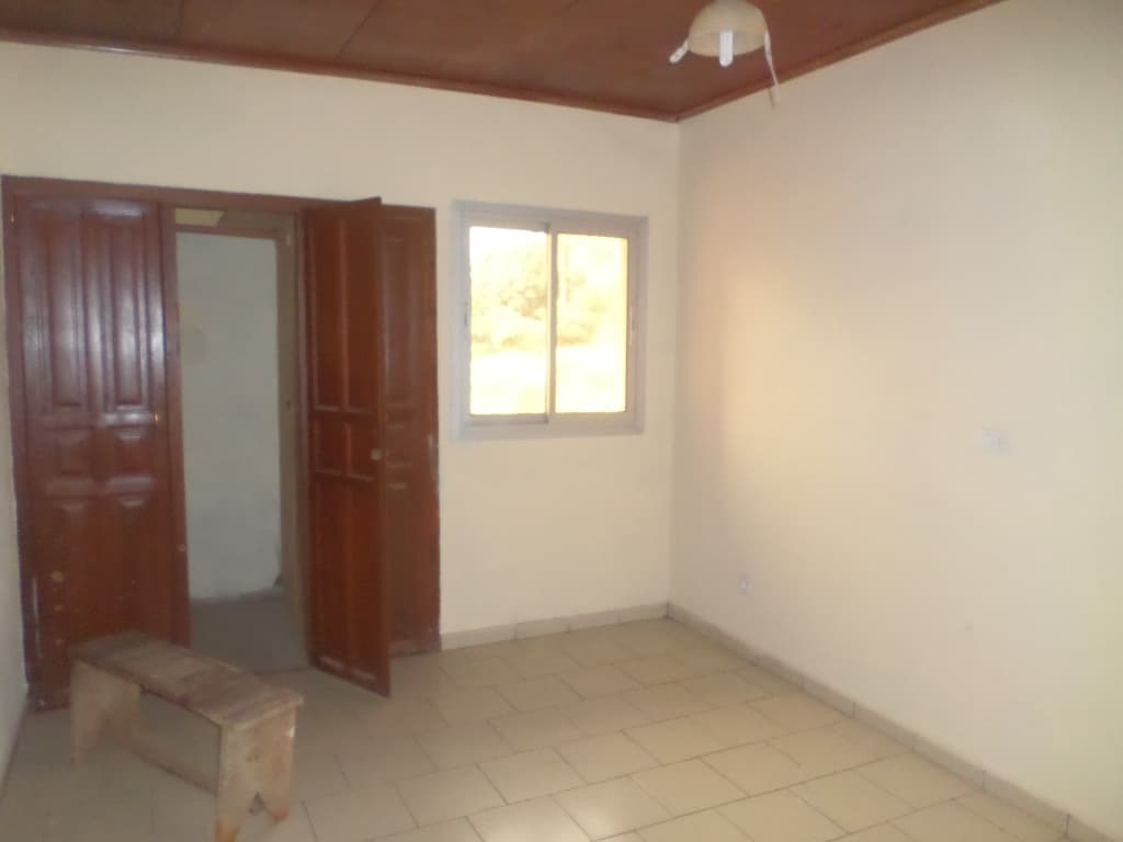 Apartment to rent - Yaoundé, Elig-essono, rue ceper - 1 living room(s), 2 bedroom(s), 3 bathroom(s) - 250 000 FCFA / month