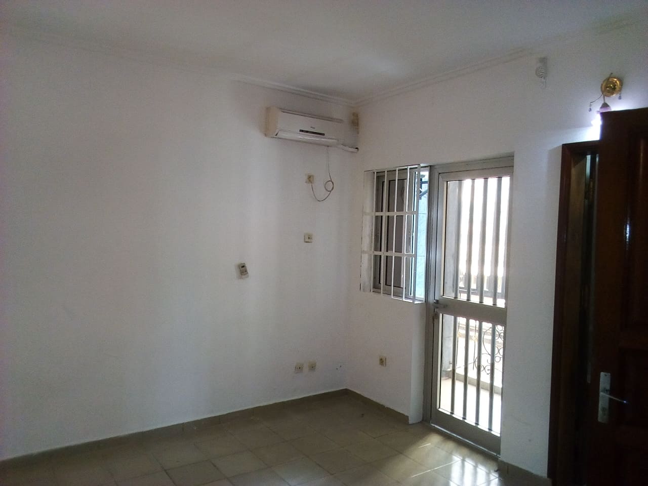 Apartment to rent - Yaoundé, Bastos, pas loin du famous - 1 living room(s), 3 bedroom(s), 3 bathroom(s) - 600 000 FCFA / month