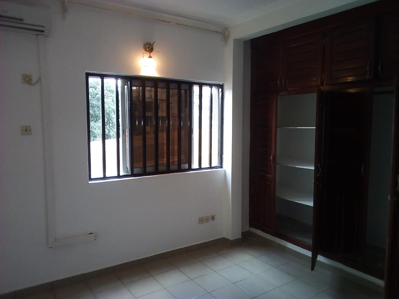 Apartment to rent - Yaoundé, Bastos, pas loin du famous - 1 living room(s), 3 bedroom(s), 3 bathroom(s) - 600 000 FCFA / month