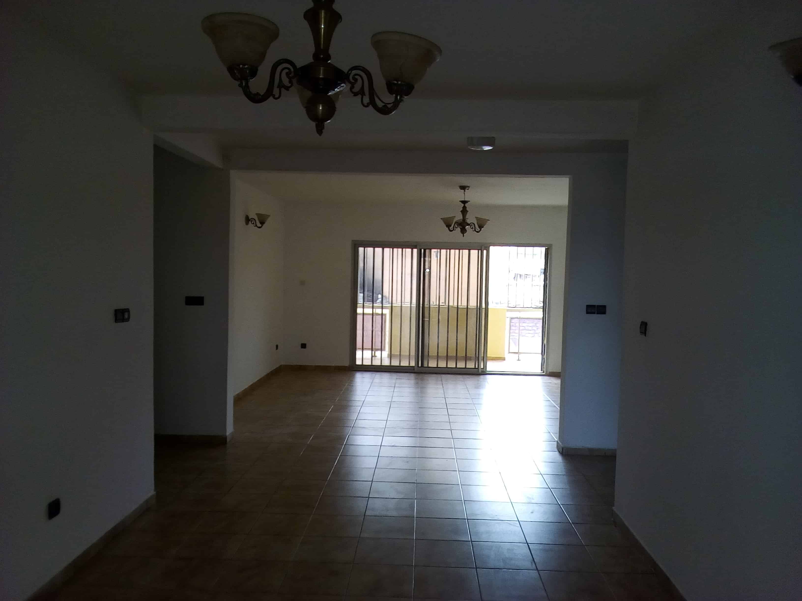 Apartment to rent - Yaoundé, Nlongkak, pas loin du rond point - 1 living room(s), 3 bedroom(s), 2 bathroom(s) - 275 000 FCFA / month