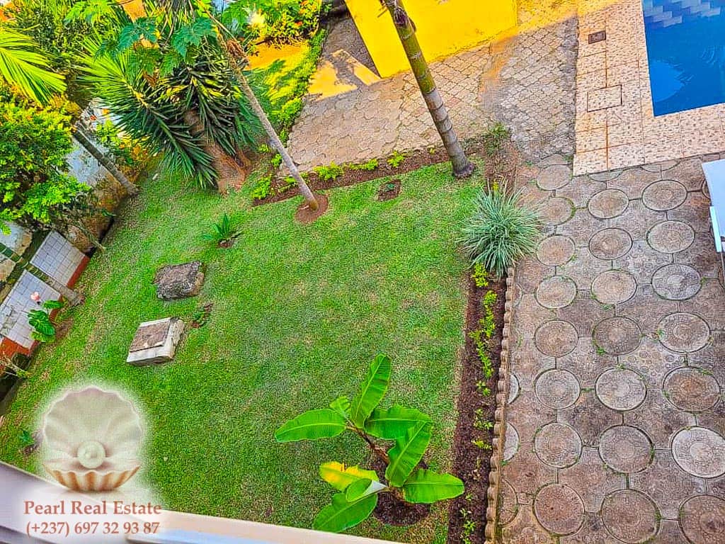 Maison (Villa) à louer - Yaoundé, Bastos, Bastos - 1 salon(s), 3 chambre(s), 2 salle(s) de bains - 1 500 000 FCFA / mois