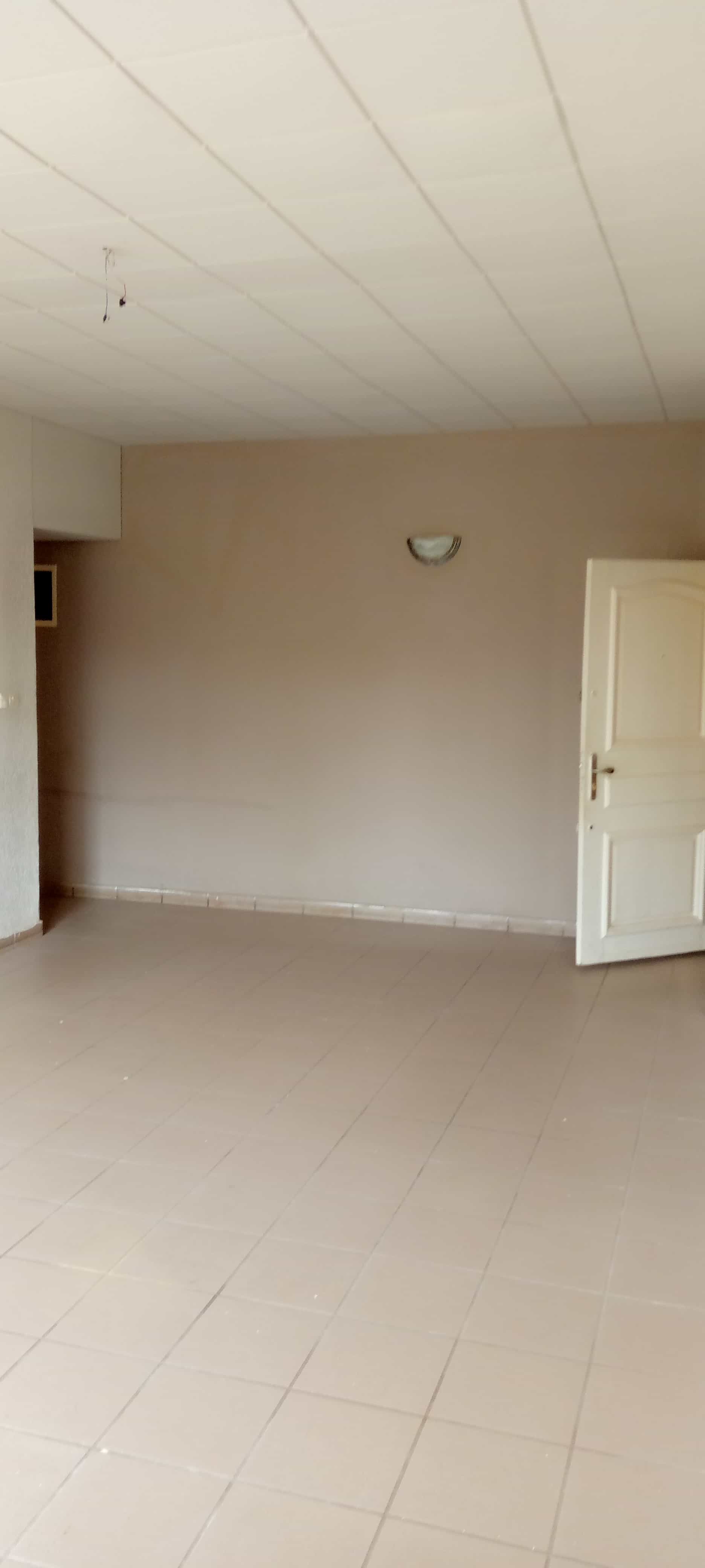 Apartment to rent - Yaoundé, Mfandena, A.foe - 1 living room(s), 2 bedroom(s), 2 bathroom(s) - 250 000 FCFA / month