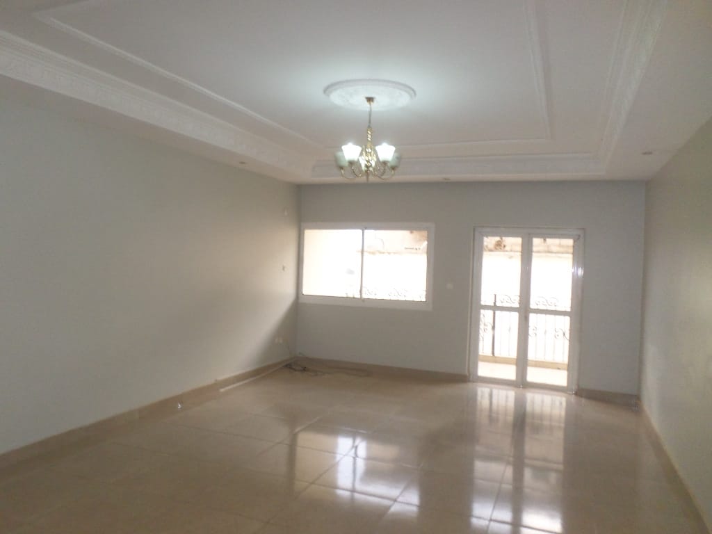 Apartment to rent - Yaoundé, Santa Barbara, Santa - 1 living room(s), 3 bedroom(s), 2 bathroom(s) - 315 000 FCFA / month