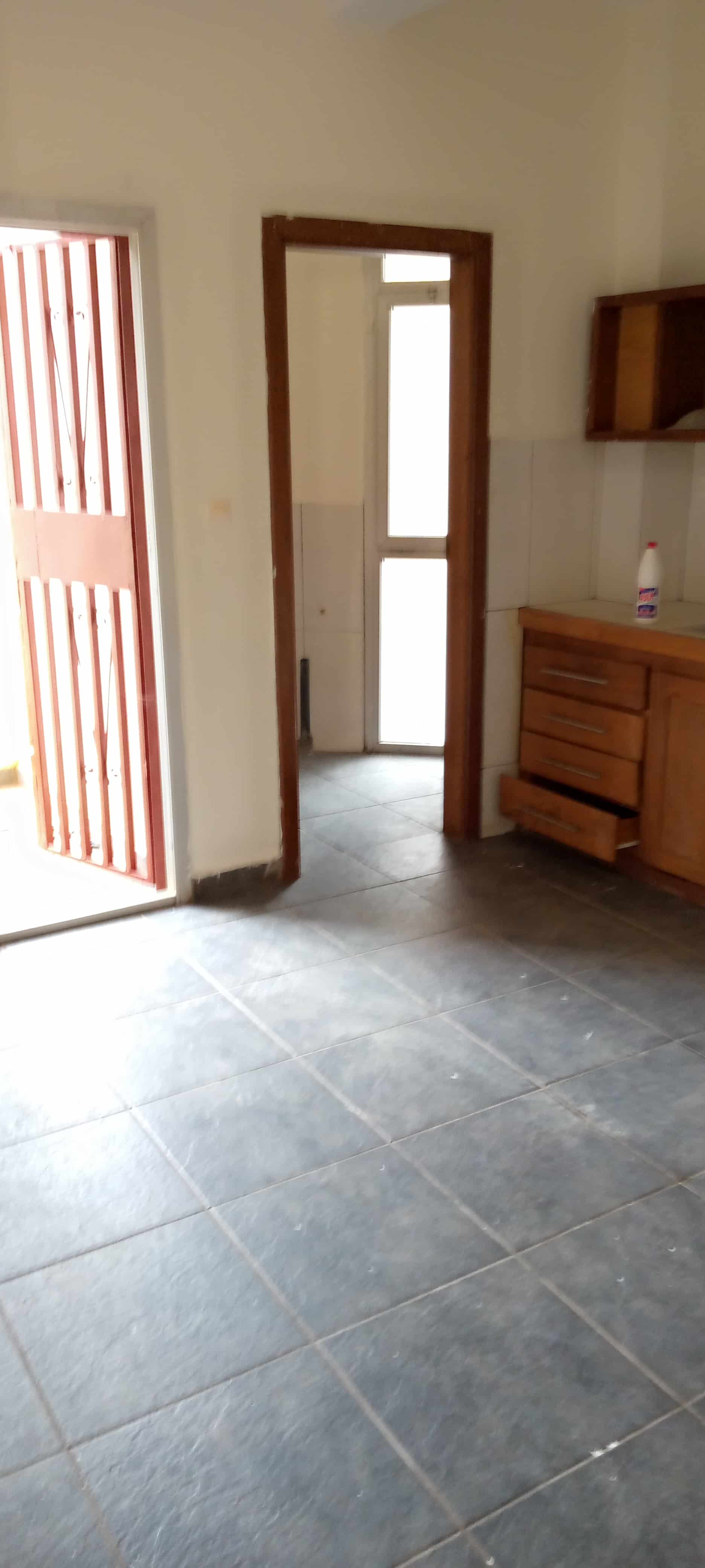 Apartment to rent - Yaoundé, Bastos, Bastos - 1 living room(s), 2 bedroom(s), 3 bathroom(s) - 350 000 FCFA / month